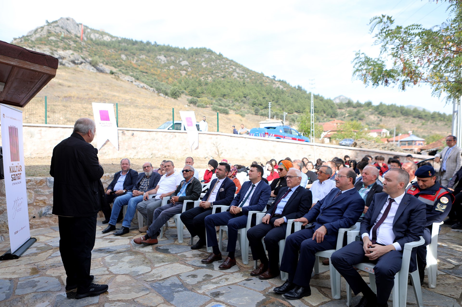 Prof. Dr. İsen türbe önünde anlattı- Pamukova’nın fethi ve Karaca Ahmet’in manevi hatırası2