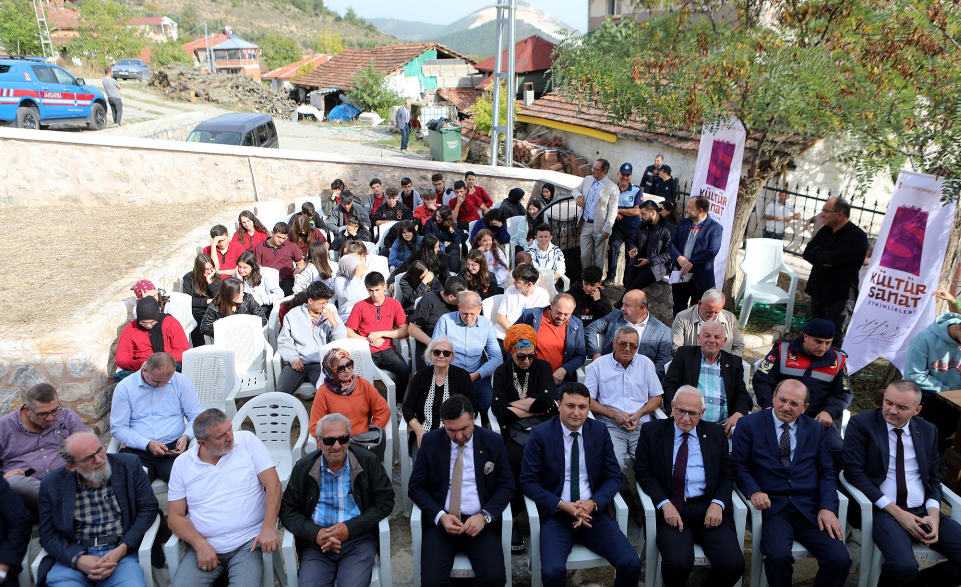 Prof. Dr. İsen türbe önünde anlattı- Pamukova’nın fethi ve Karaca Ahmet’in manevi hatırası3