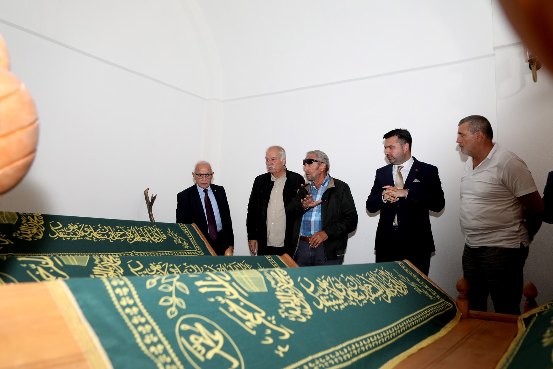 Prof. Dr. İsen türbe önünde anlattı- Pamukova’nın fethi ve Karaca Ahmet’in manevi hatırası4