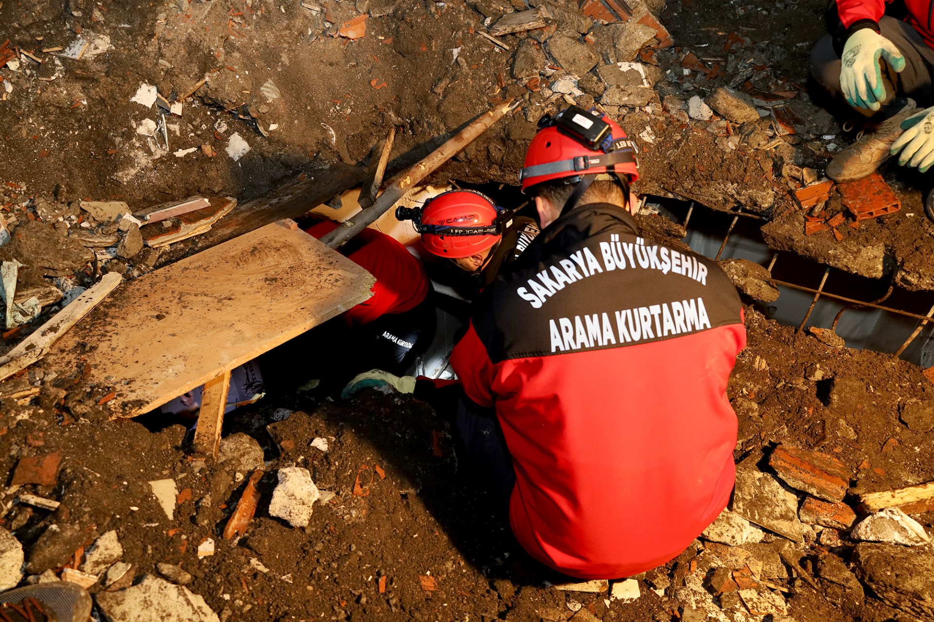 Büyükşehir arama kurtarma ekibi şehrin kalbindeki o enkaza girdi