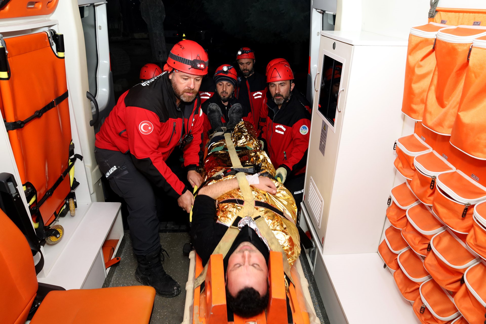 Büyükşehir arama kurtarma ekibi şehrin kalbindeki o enkaza girdi2