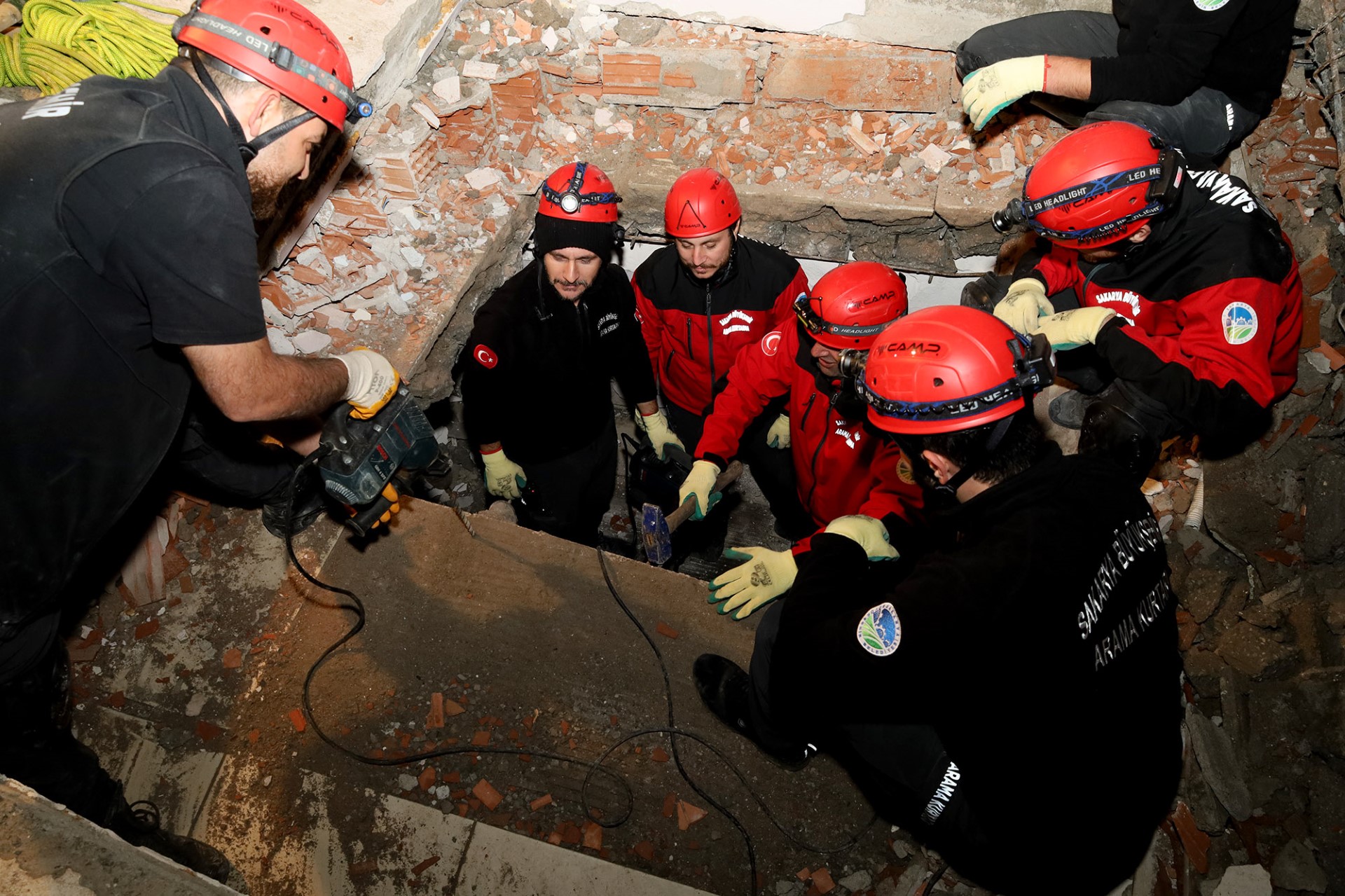 Büyükşehir arama kurtarma ekibi şehrin kalbindeki o enkaza girdi3