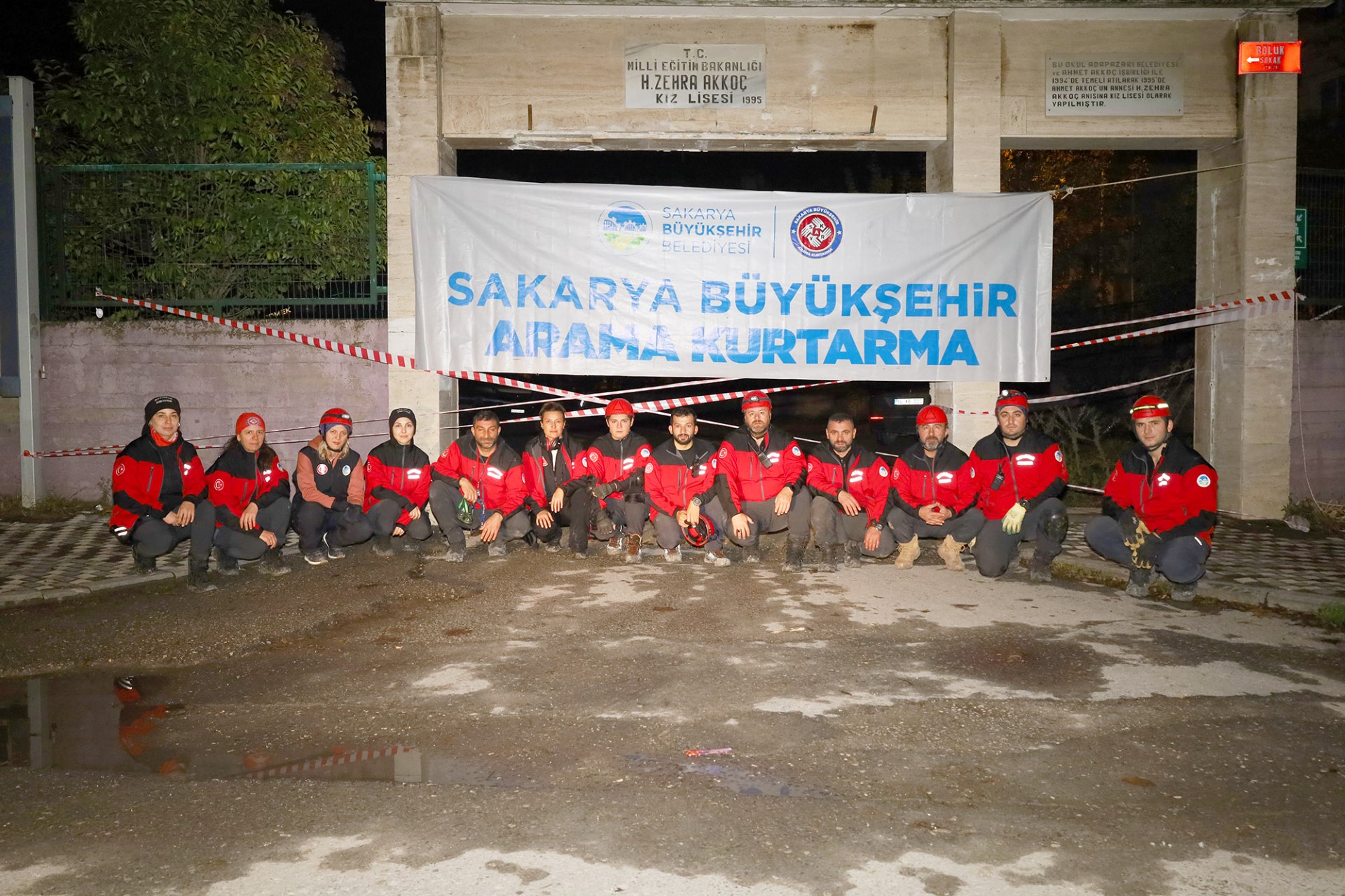 Büyükşehir arama kurtarma ekibi şehrin kalbindeki o enkaza girdi4