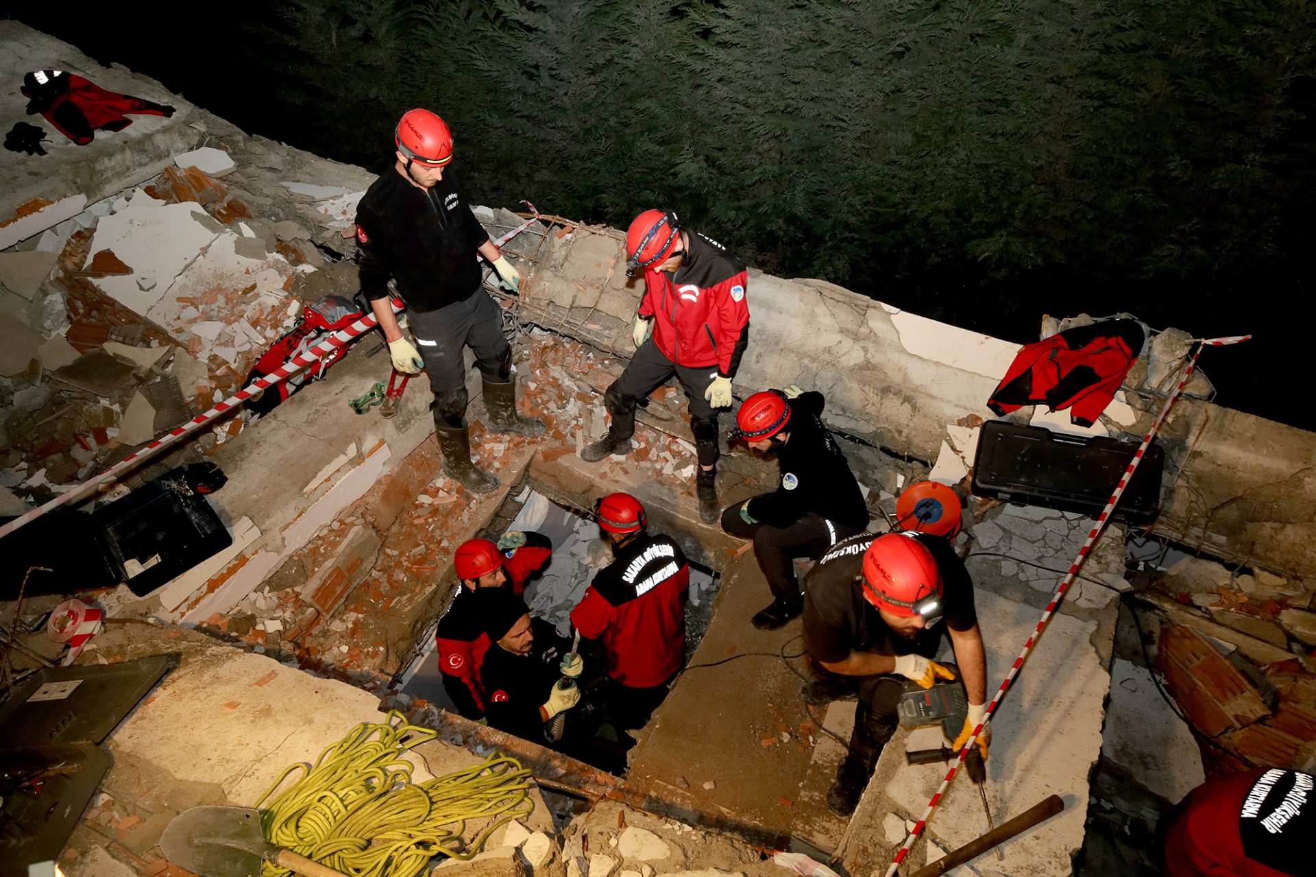 Büyükşehir arama kurtarma ekibi şehrin kalbindeki o enkaza girdi6