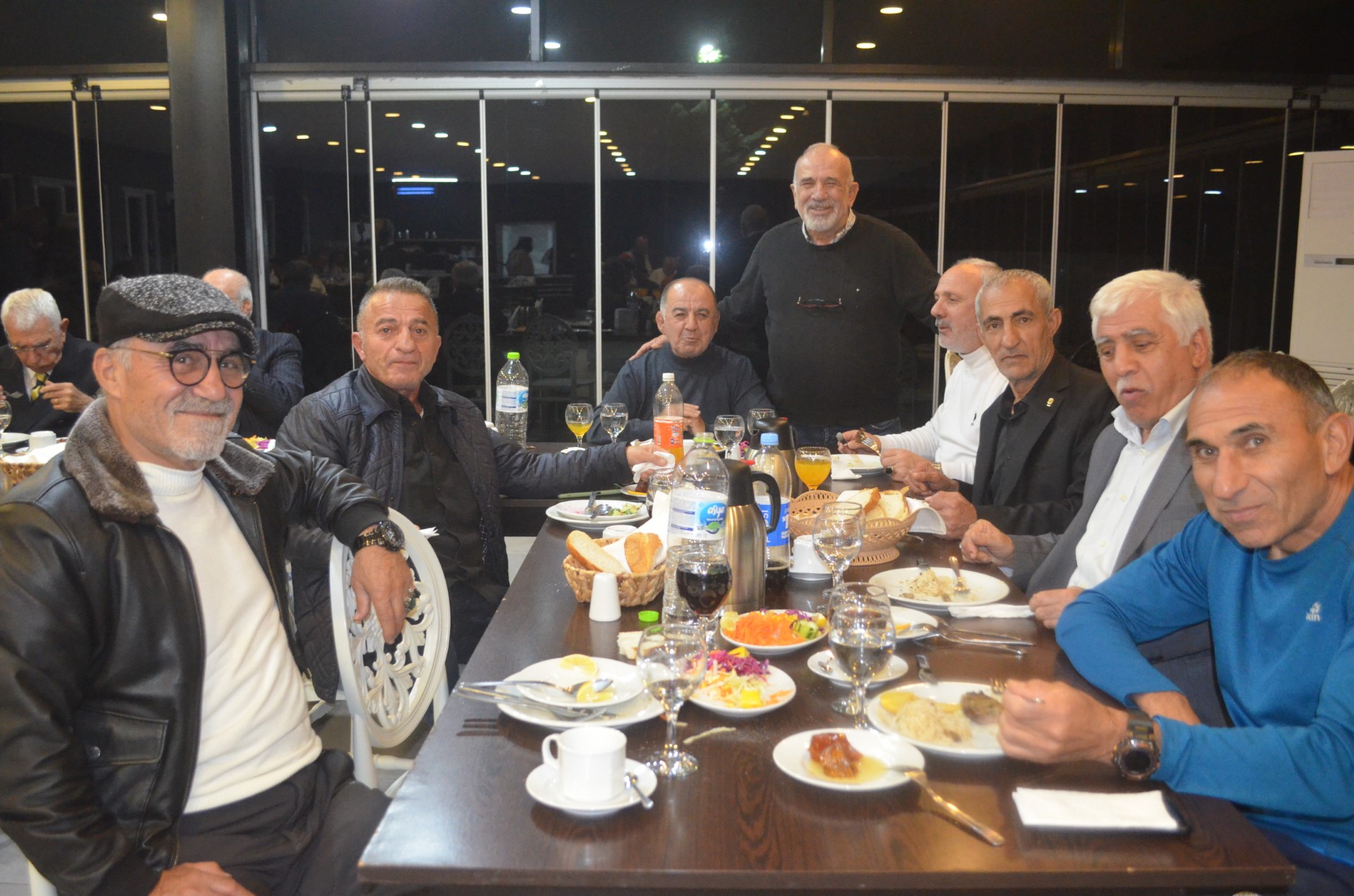 thumbnail_6Sporcular 40 yıl sonra bir araya geldi