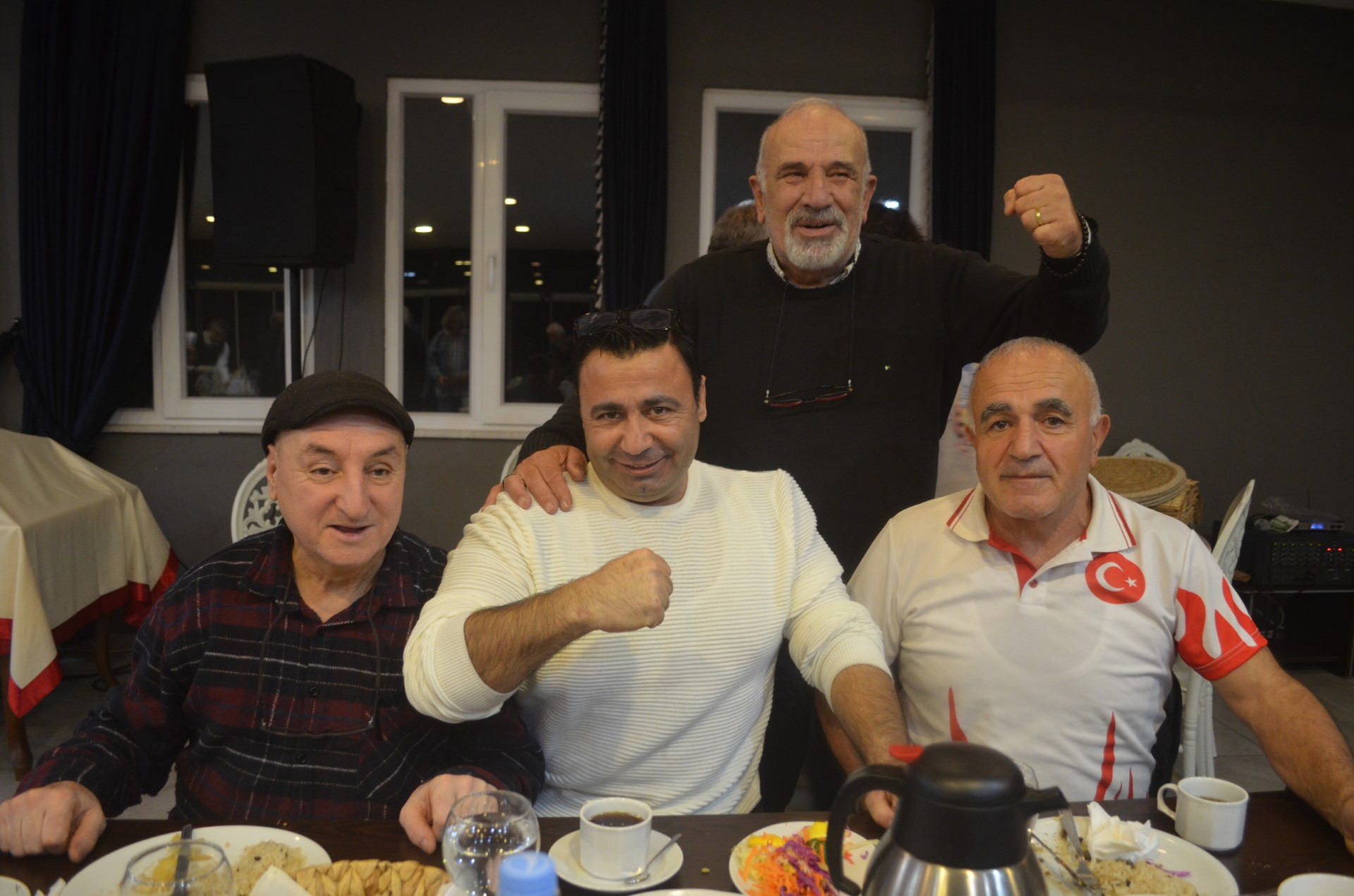 thumbnail_8Sporcular 40 yıl sonra bir araya geldi