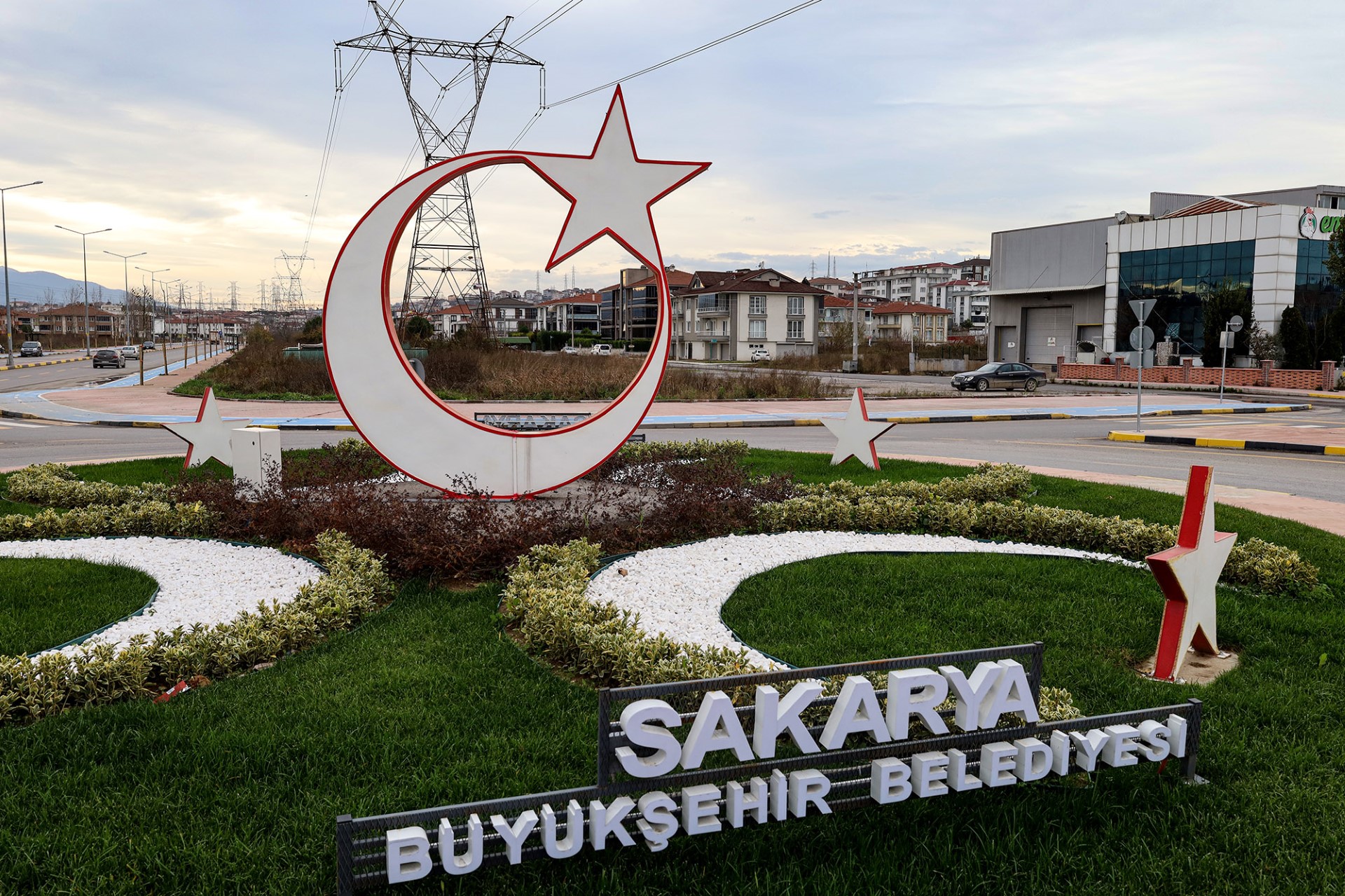 Büyükşehir Şehit İlhan Aras'a %22Ay Yıldızla%22 Güzellik Kattı3