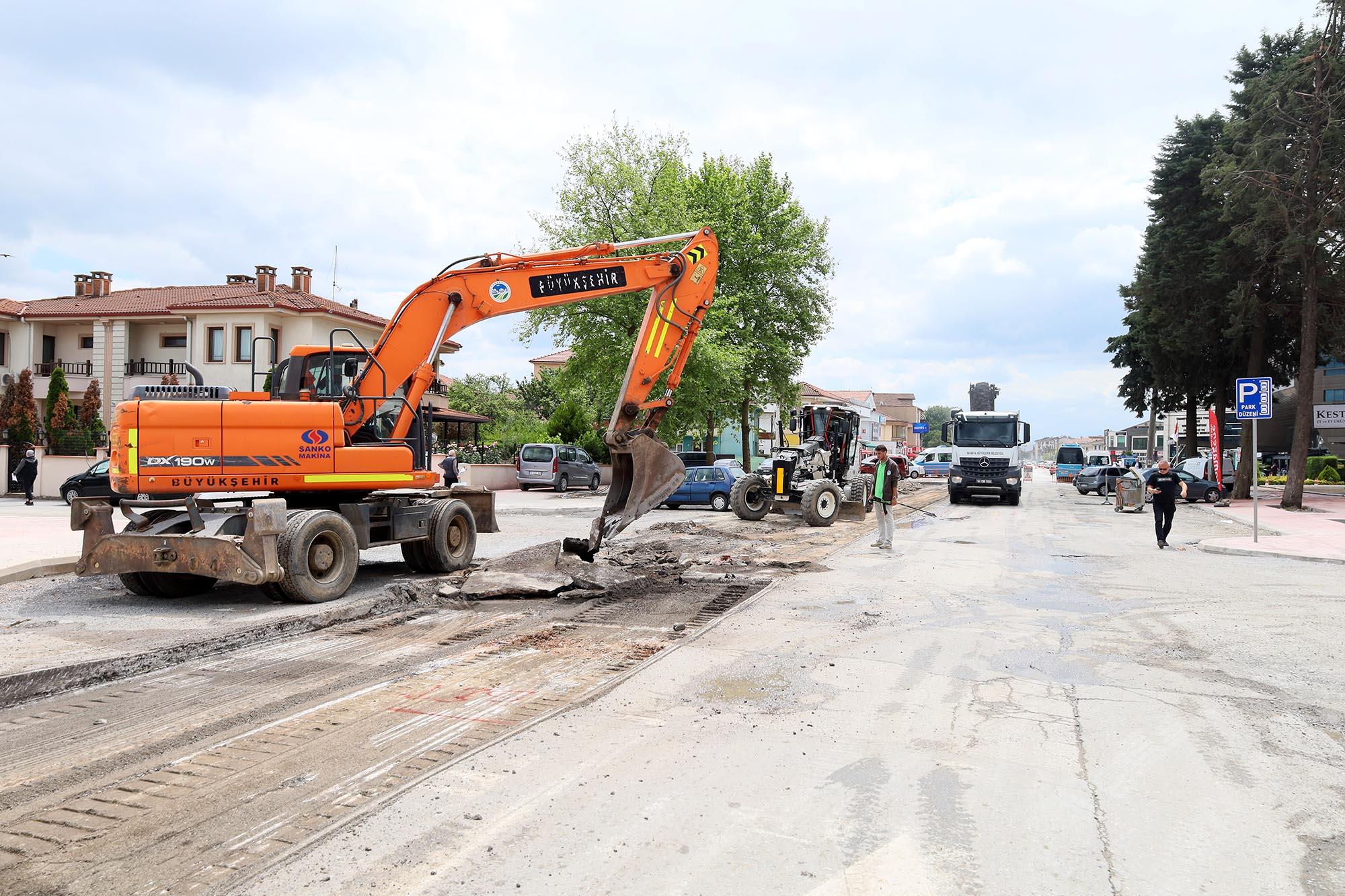 Büyükşehir Şehit Mehmet Karabaşoğlu Caddesi’nde Üstyapı Çalışmalarına Başladı 5