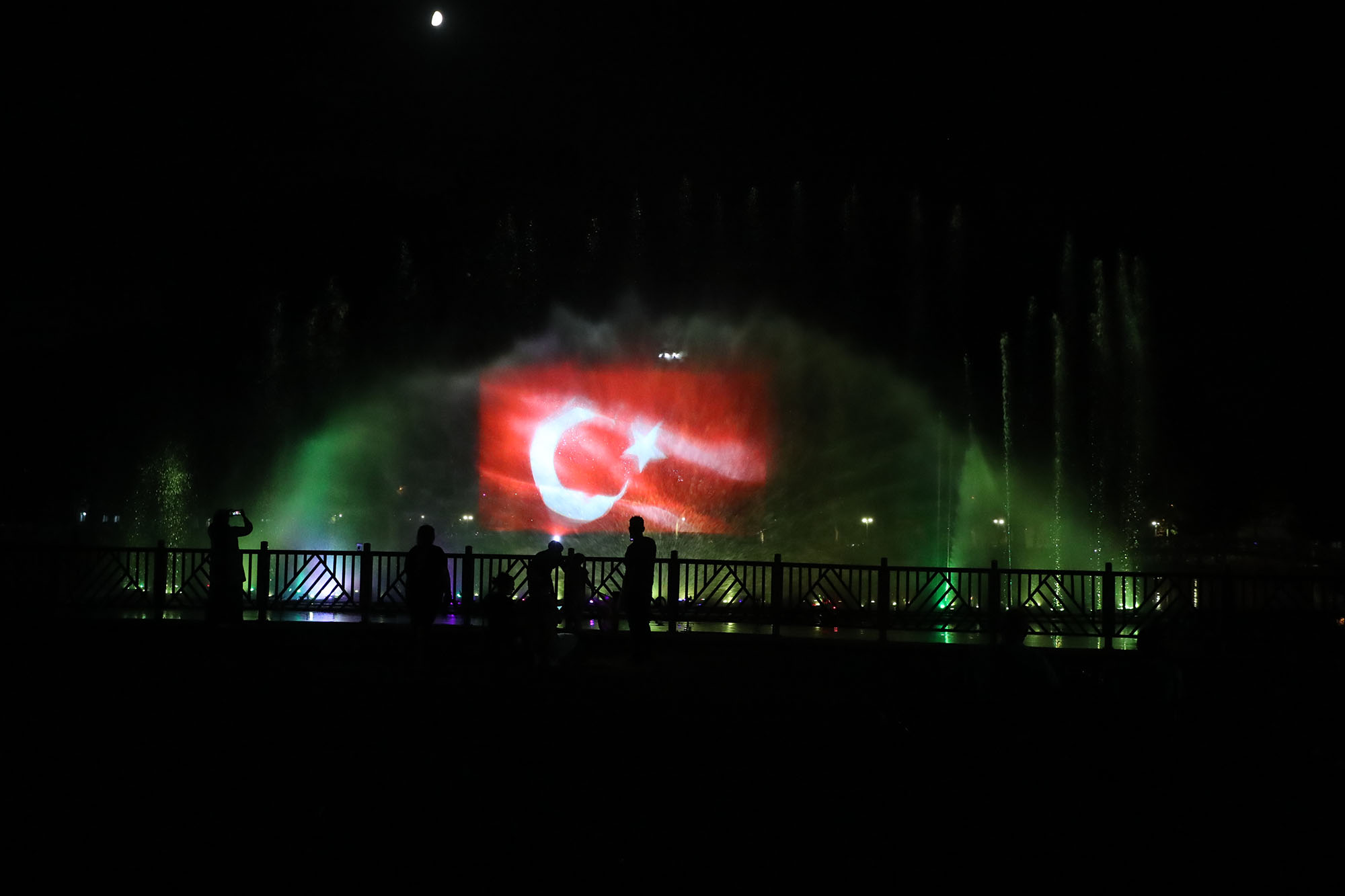 Büyükşehir 15 Temmuz Gecesi Hologramlı Türk Bayrağı Gösterisiyle Herkesi Büyüledi 4