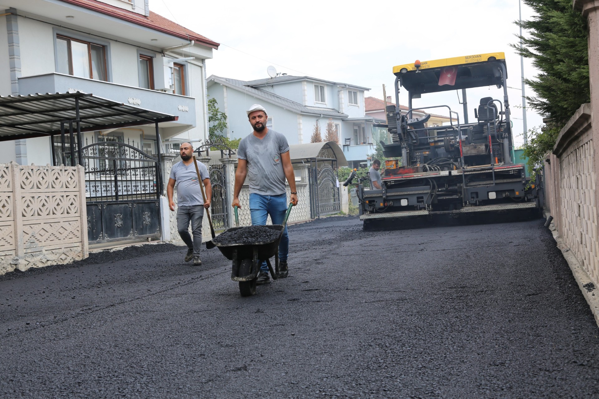 Serdivan’da Asfalt Mesaisi Sürüyor 3