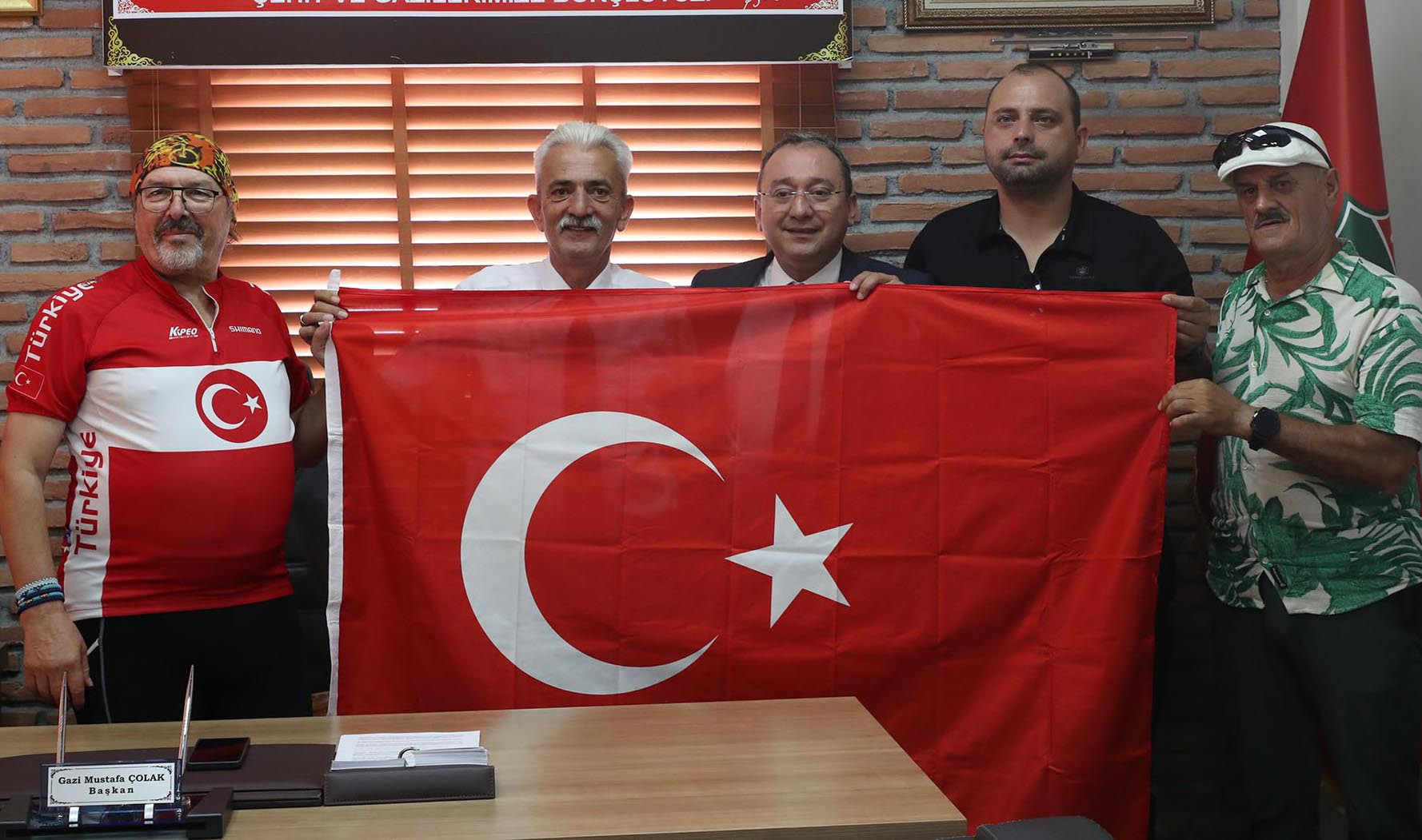 Büyükşehir Kahraman Gazileri Unutmadı Şanlı Türk Bayrağı Hediyesiyle Vefa Örneği