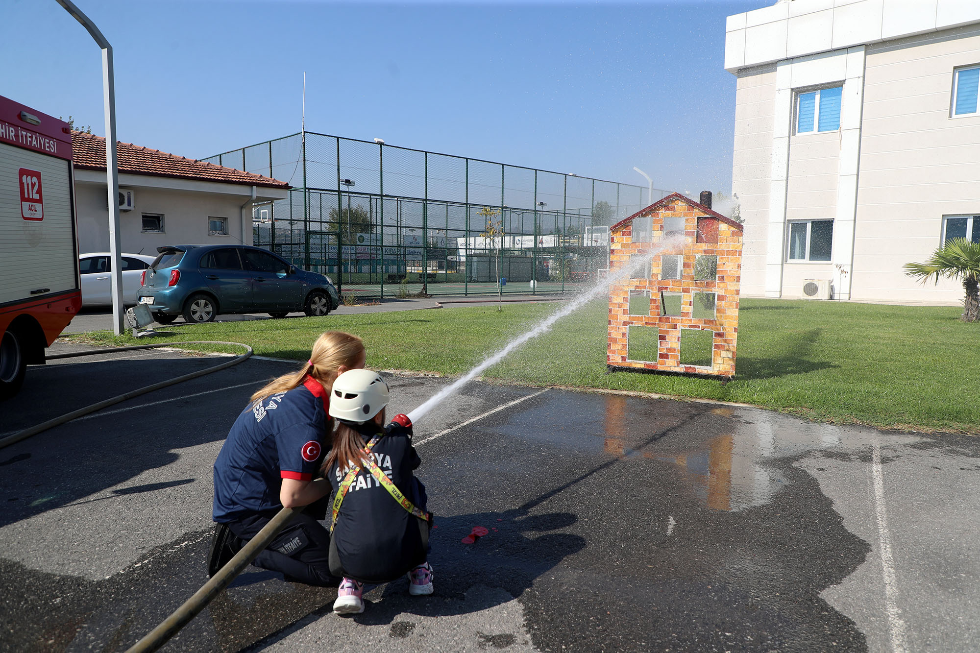 Minik Itfaiyecilerin Ateşle Mücadelesi5