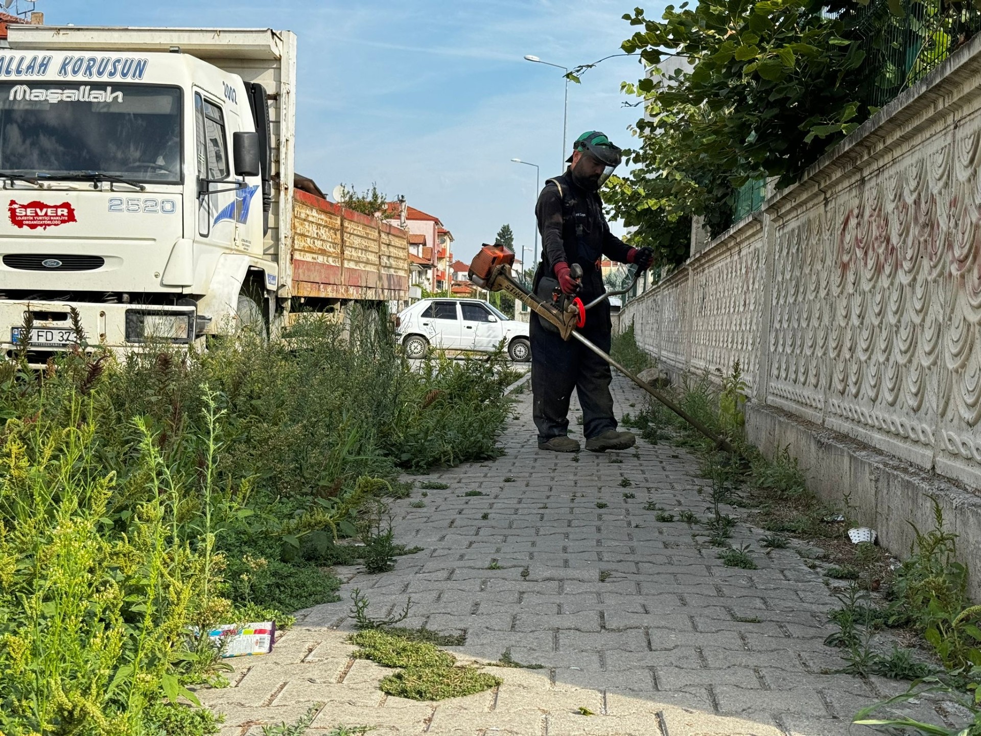 Thumbnail Erenler’de Park Ve Bahçelerde Çalişmalar Sürüyor (2)