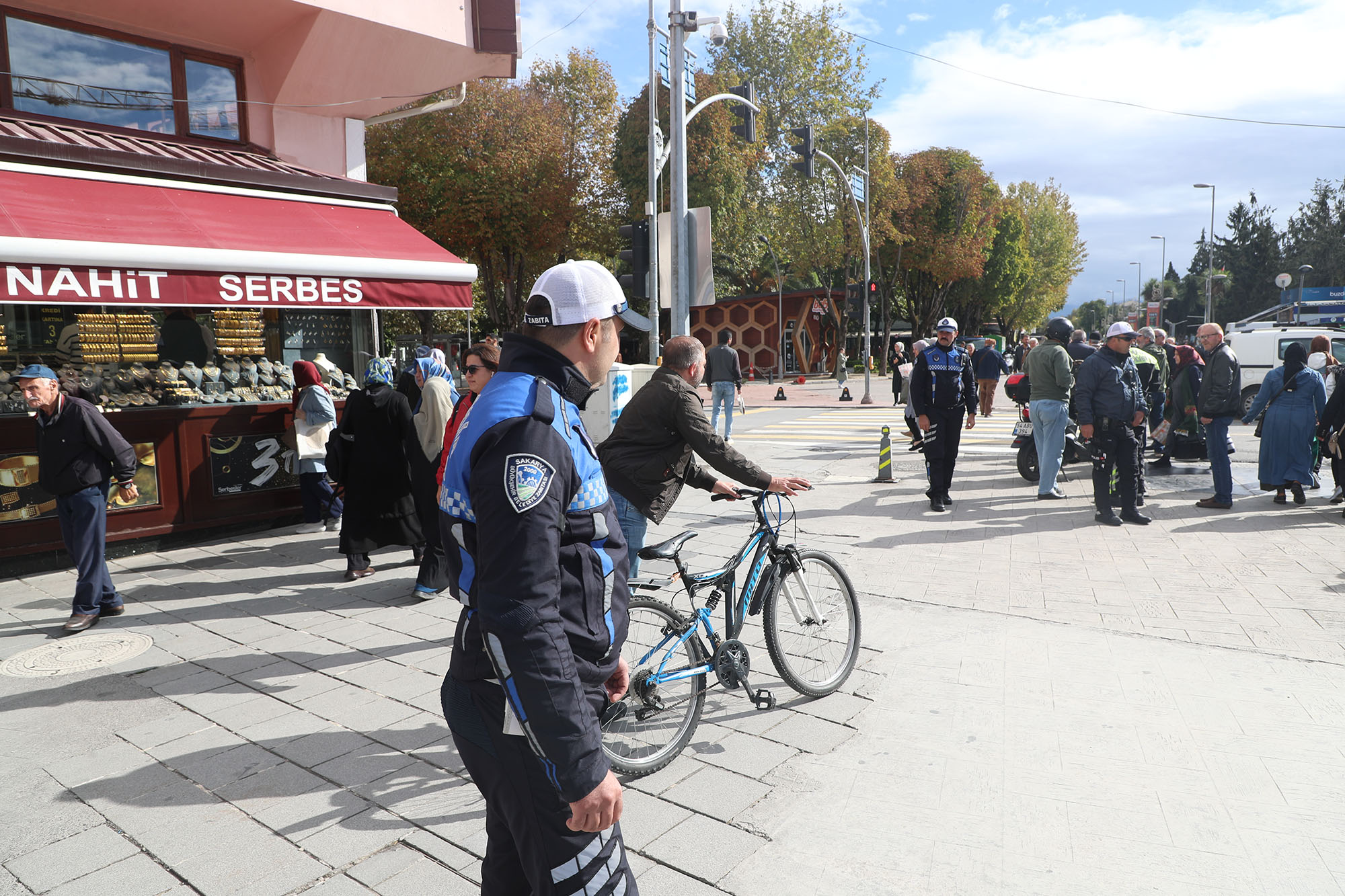 Büyükşehir Zabıtası Uzunçarşı’da Bisiklet Kullananları Uyardı 4