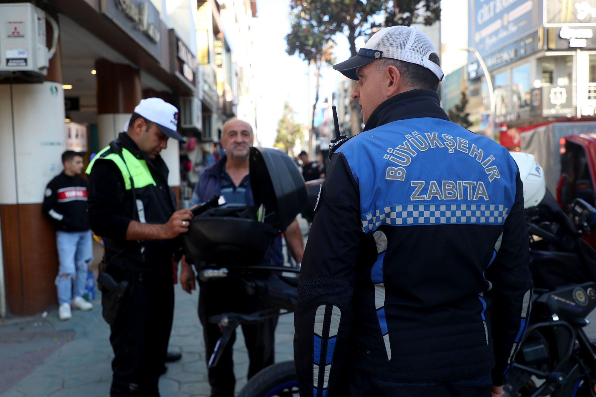 Çark’ta Huzur Mesaisi Zabıta Ekipleri Vatandaşlara Tek Tek Anlatıyor 3