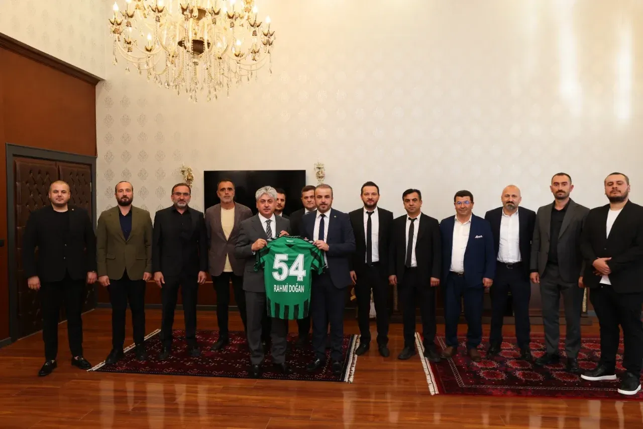 Sakaryaspor Yonetiminden Vali Rahmi Dogana Ziyaret 3