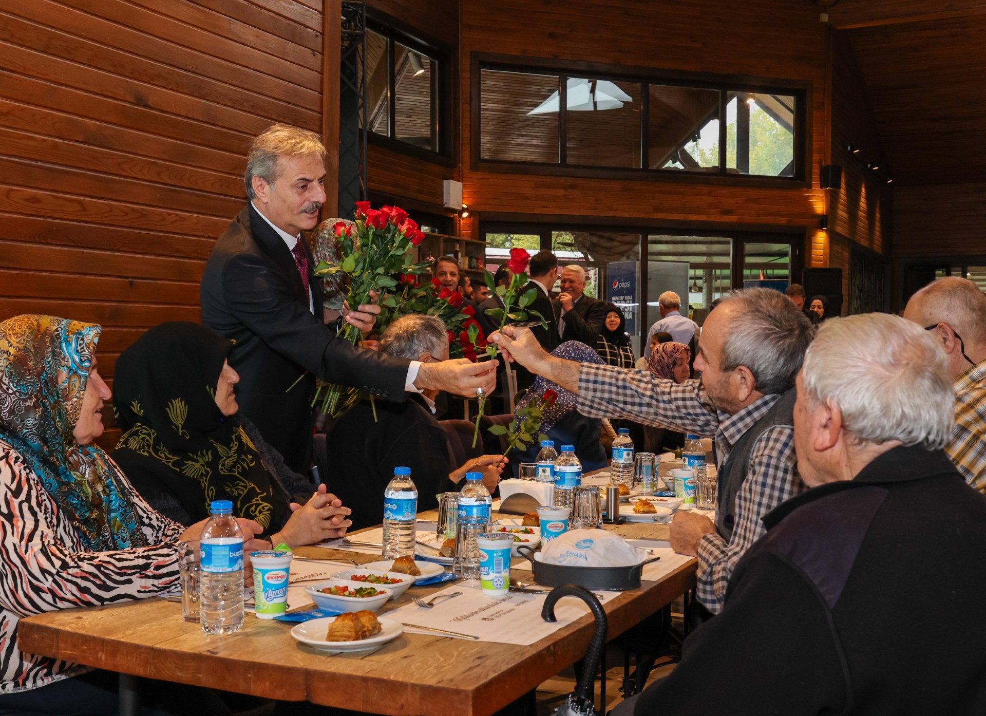 Yusuf Alemdar Eli Öpülesi Büyüklerle Kucaklaştı2