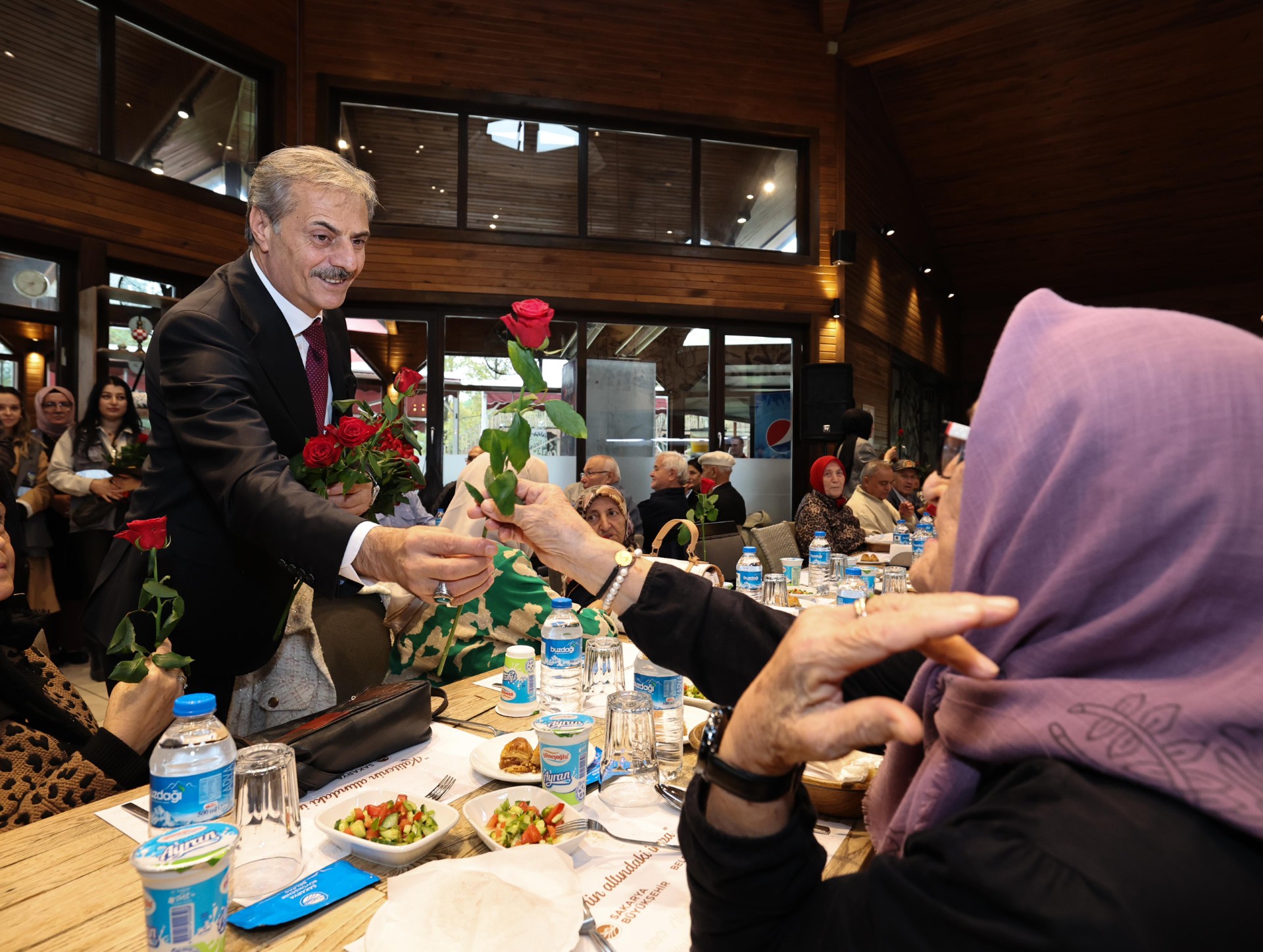 Yusuf Alemdar Eli Öpülesi Büyüklerle Kucaklaştı3