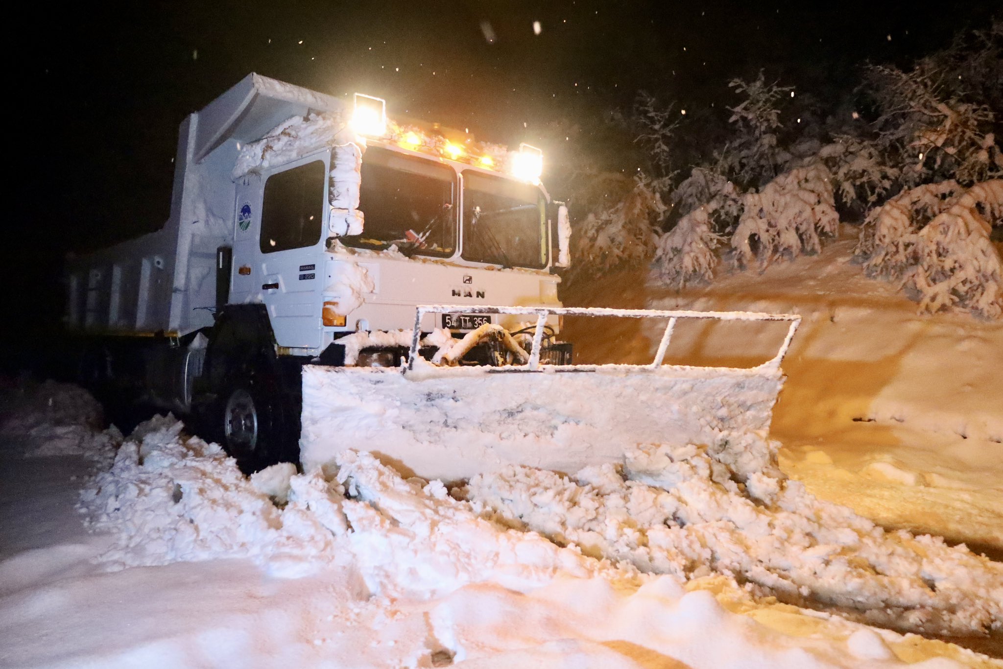 Büyükşehir Gece Boyu Kar Mesaisi Yaptı Kapanan 10 Grup Yolu Ulaşıma Açıldı