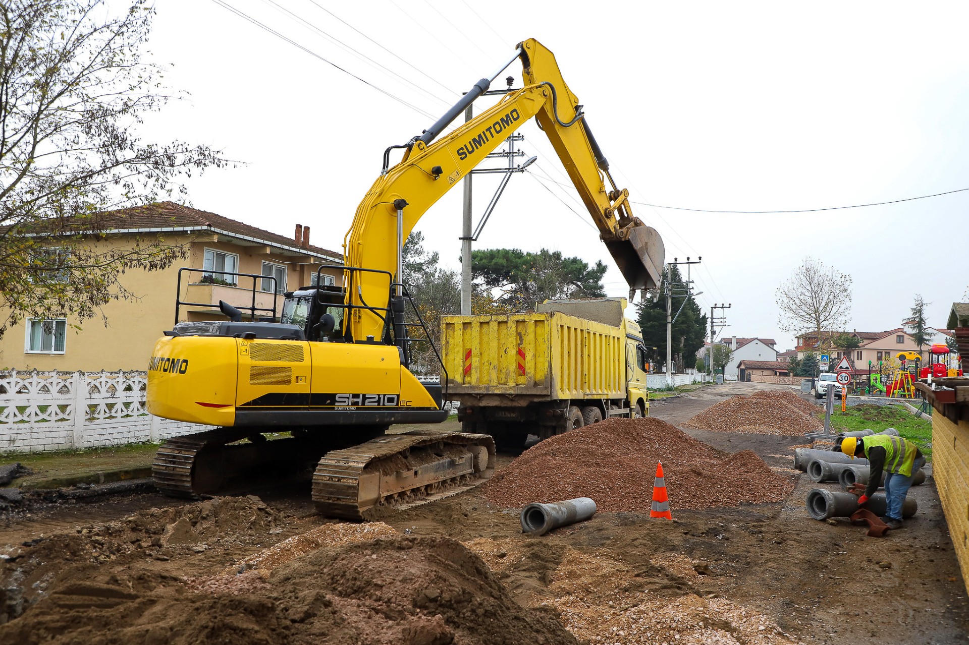 Söğütlü’nün 25 Kilometrelik Altyapı Projesinde Çalışmalar Hızlandı 2 Cadde Trafiğe Kapatıldı 2