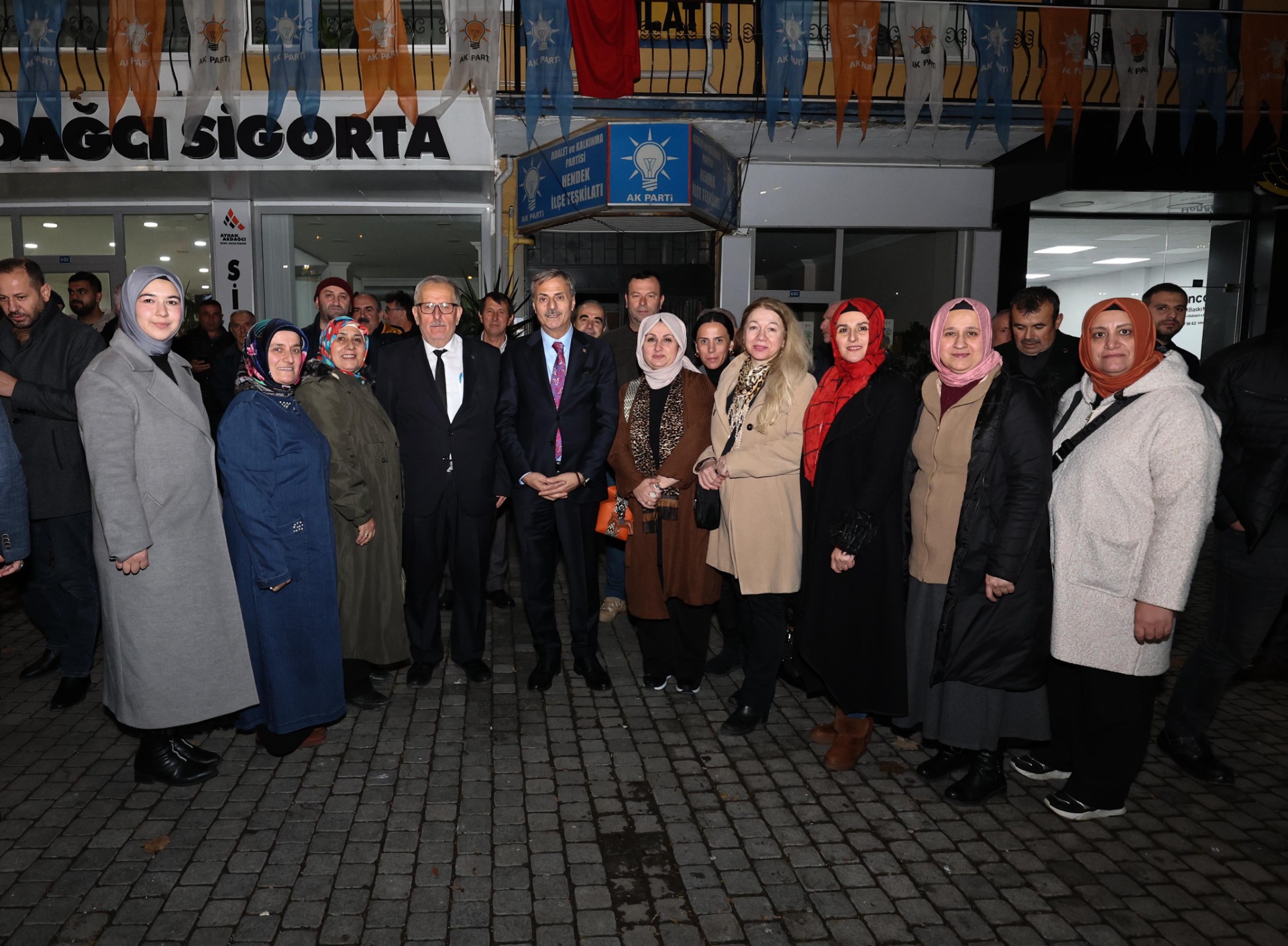 Yusuf Alemdar Akyazı Ve Hendek’i Adım Adım Gezdi “Verdiğimiz Her Sözün Arkasındayız”