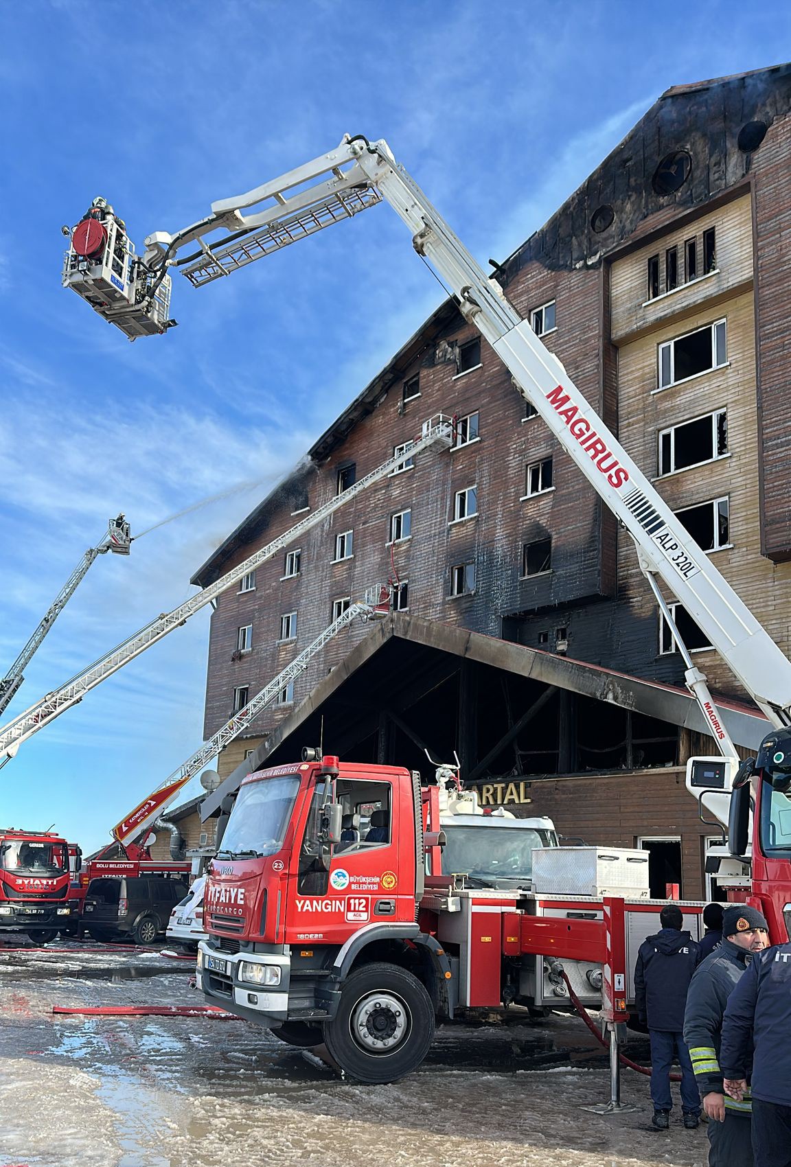 Sakarya Itfaiyesi Kartalkaya'da Yangına Desteğe Katıldı