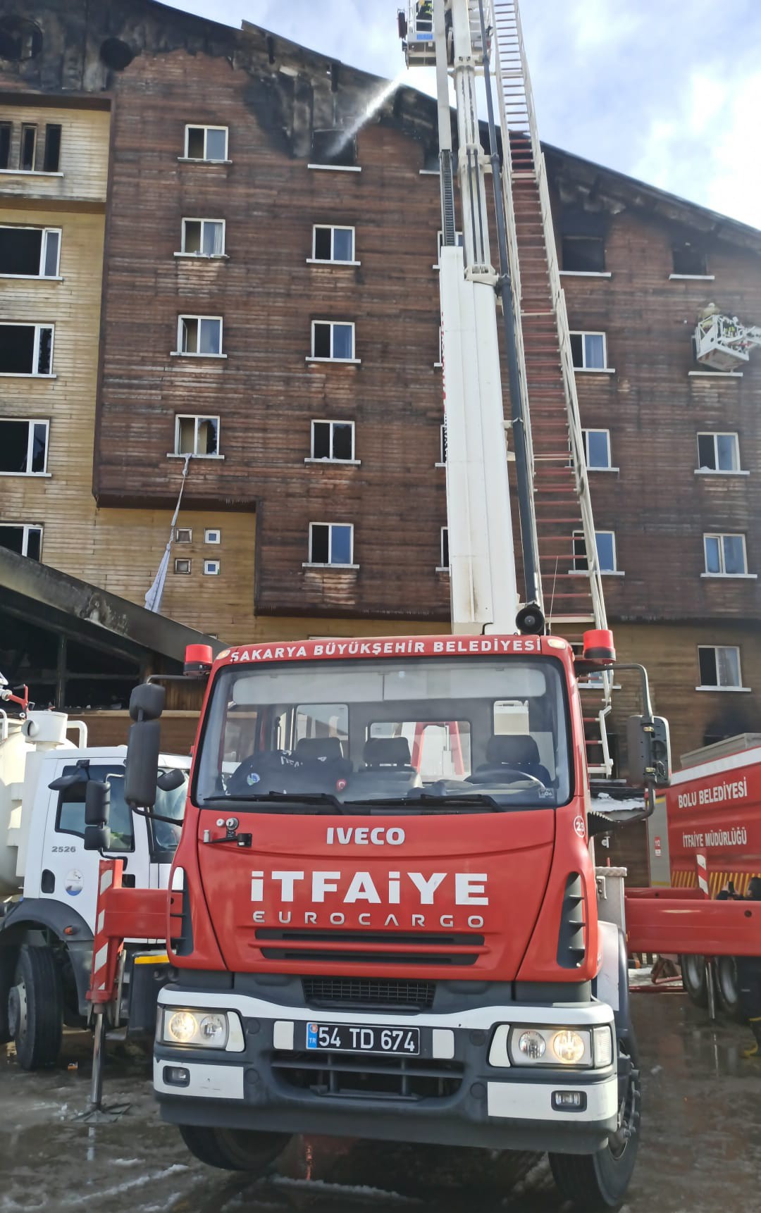 Sakarya Itfaiyesi Kartalkaya'da Yangına Desteğe Katıldı2