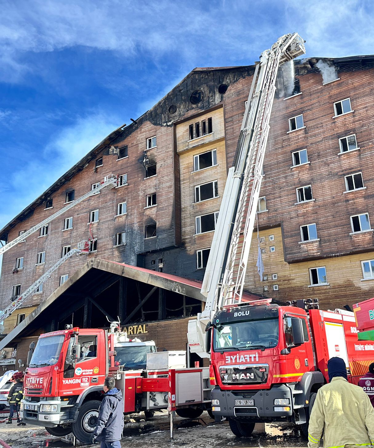 Sakarya Itfaiyesi Kartalkaya'da Yangına Desteğe Katıldı4