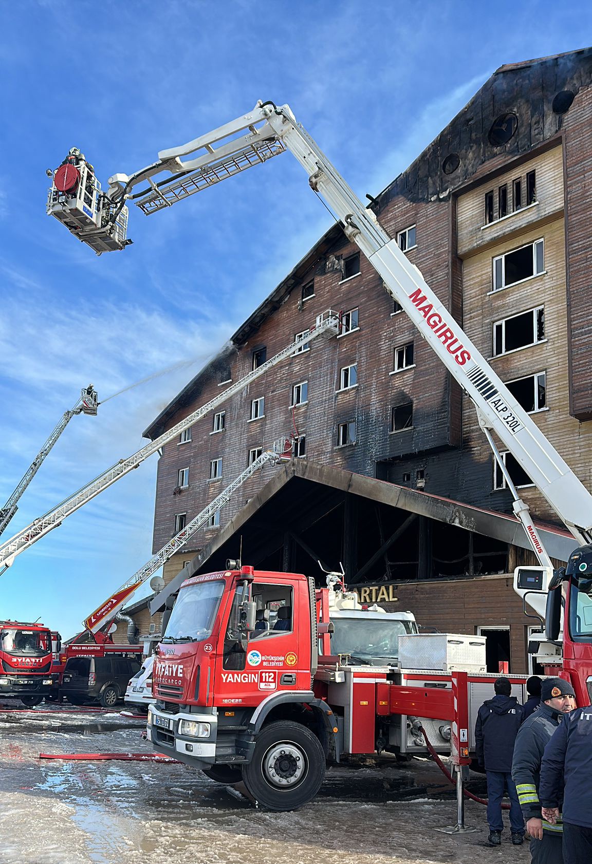 Sakarya Itfaiyesi Kartalkaya'da Yangına Desteğe Katıldı5