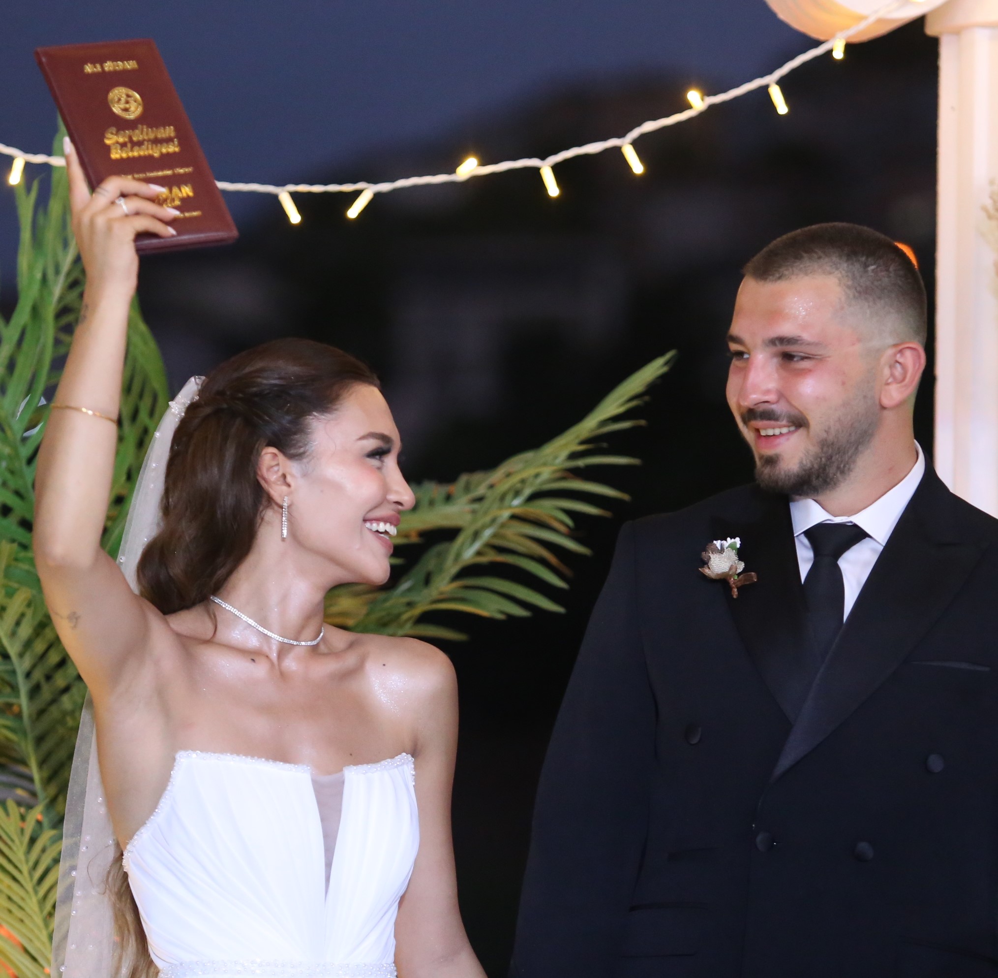 Gelin İren Aile Cüzdanını Mutluluğunu Eşi Emir Ile Paylaştı