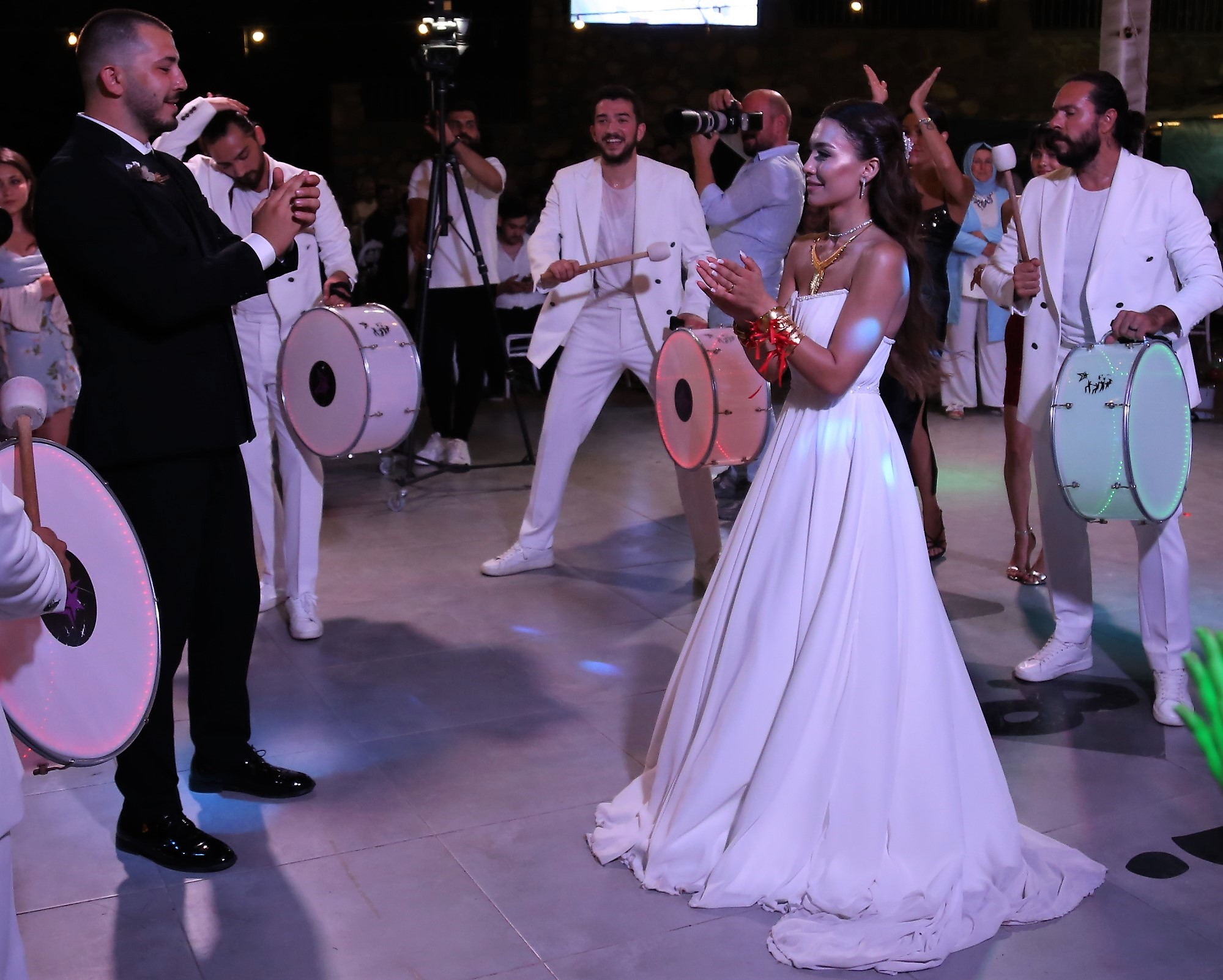 Genç Çift Düğünlerinde Bol Bol Oynadılar
