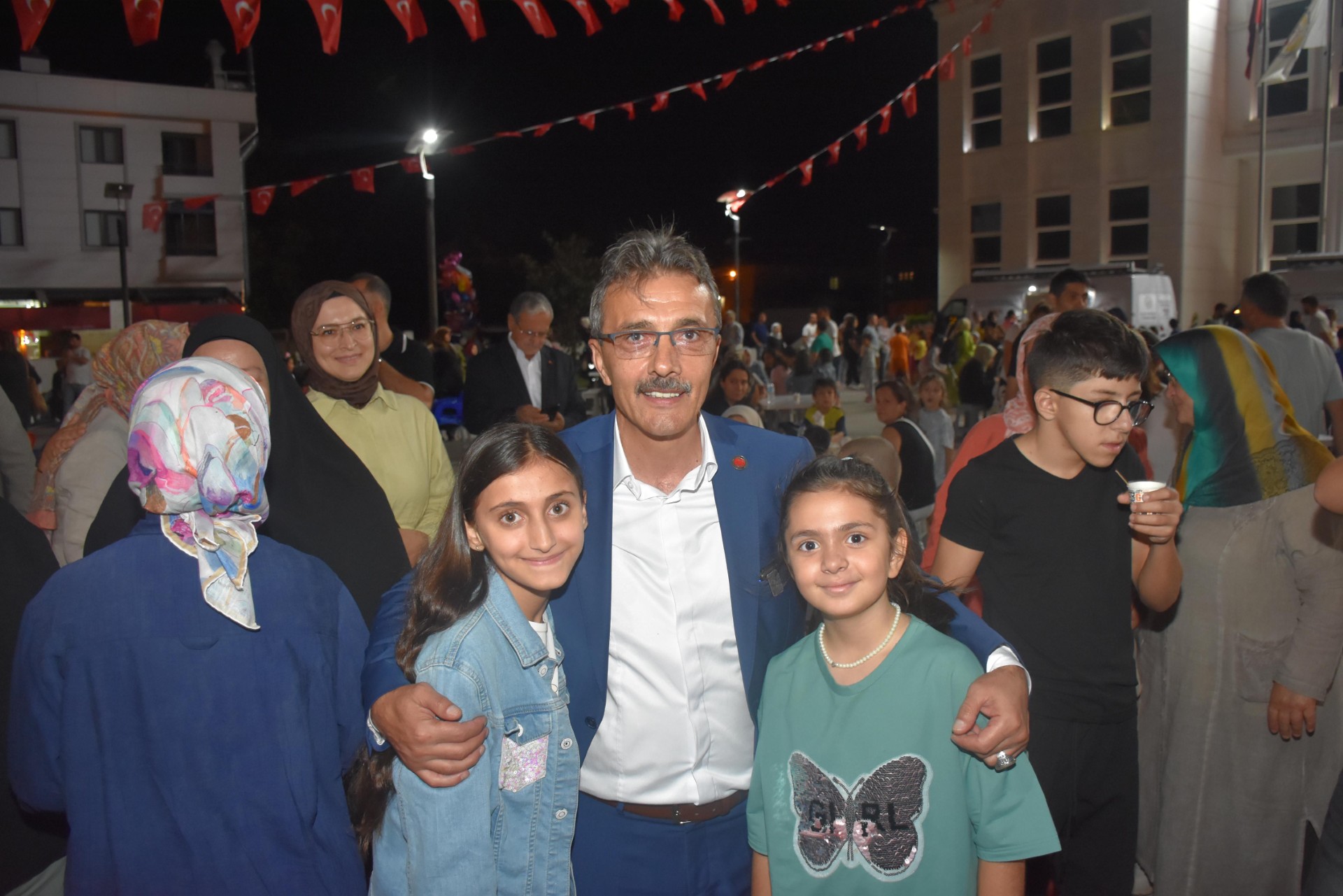 Thumbnail Erenler De ‘Mahallemde Şenli̇k Var’ Hiz Kesmi̇yor (1)