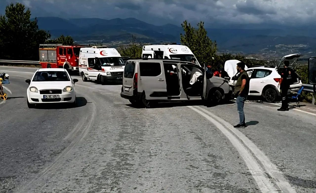 Geyve Tarakli Kara Yolu Kaza 3 Yarali 1755198720