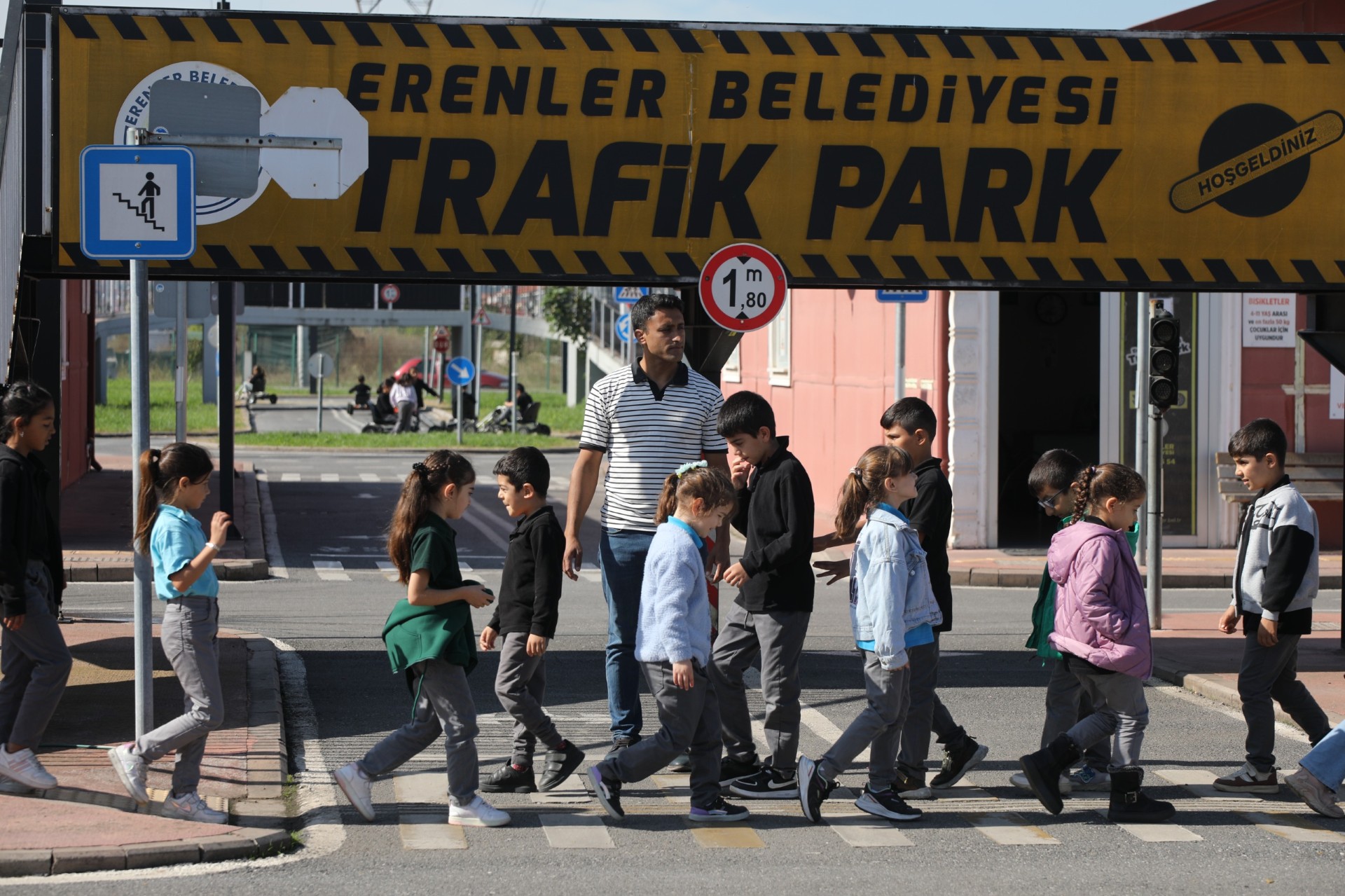 Thumbnail Erenler Beledi̇yesi̇ Trafi̇k Parki’nda Geleceği̇n Sürücüleri̇ Yeti̇şi̇yor (1)