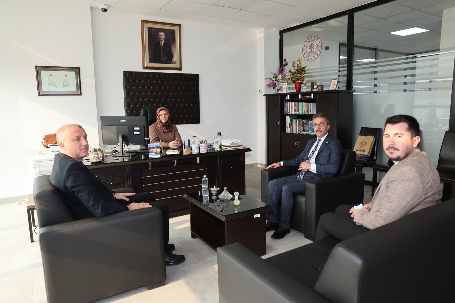 Başkan Şenol Di̇nç İl Halk Kütüphanesi̇’ne Zi̇yaret Etti̇ (4)