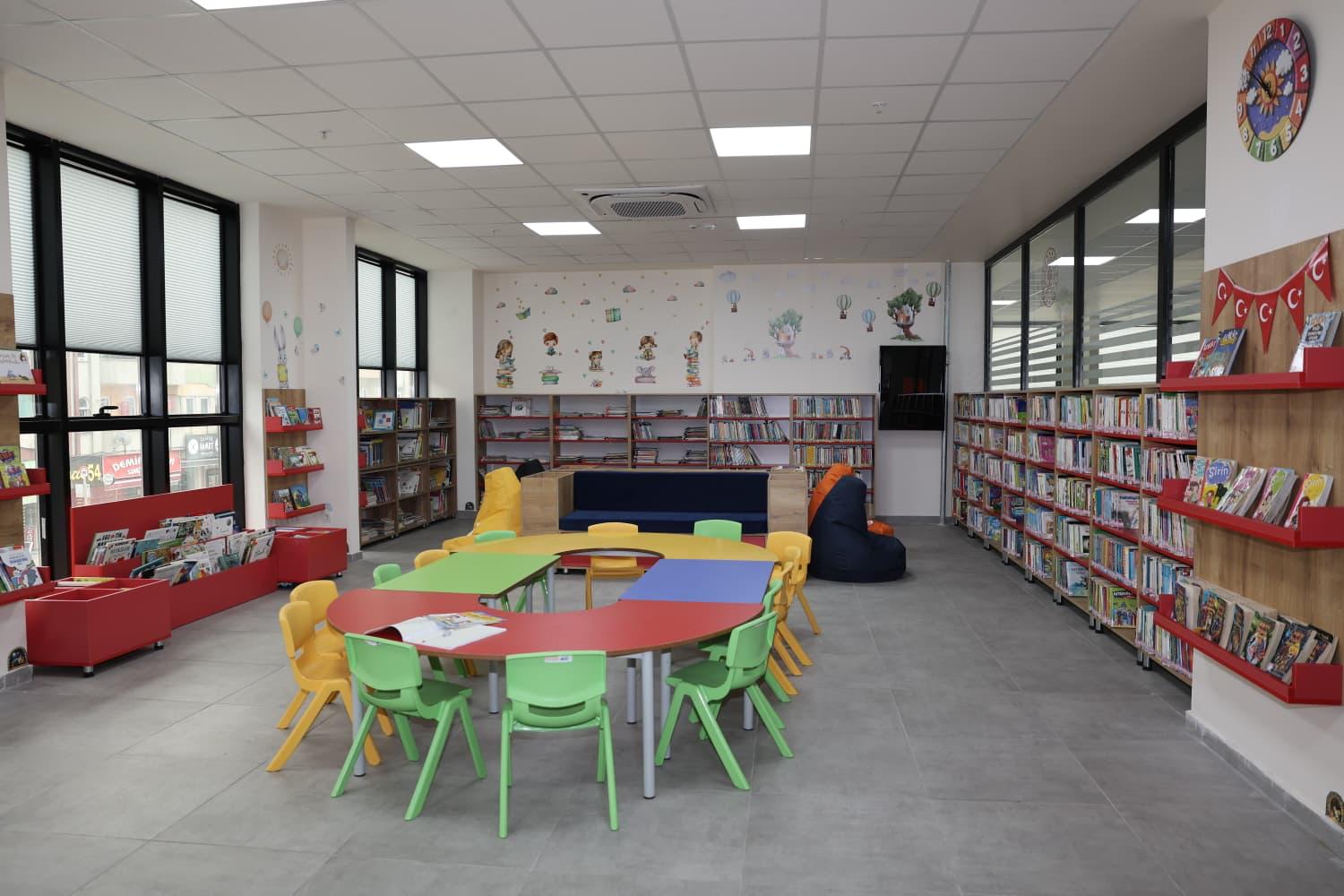 Başkan Şenol Di̇nç İl Halk Kütüphanesi̇’ne Zi̇yaret Etti̇ (5)