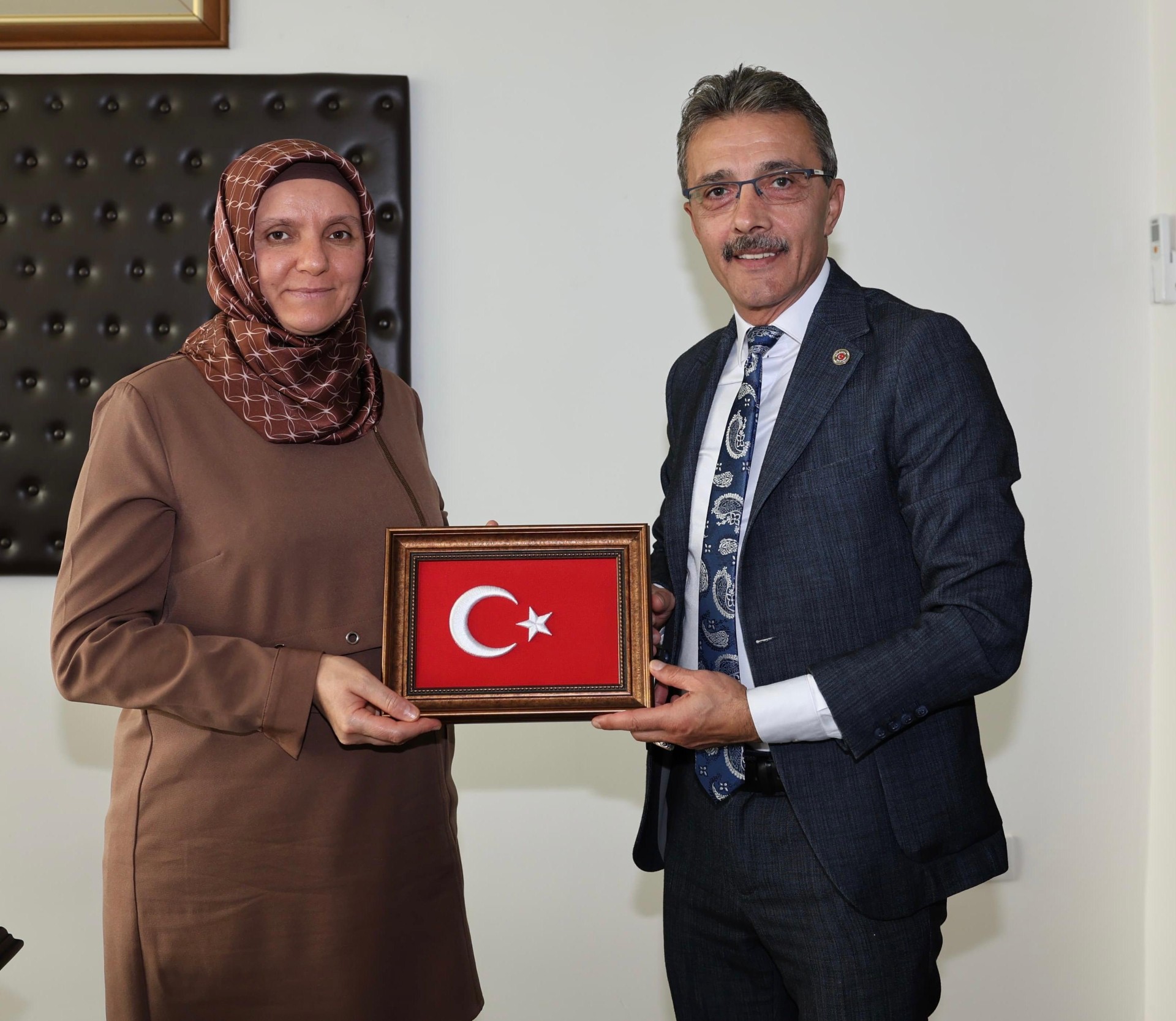 Thumbnail Başkan Şenol Di̇nç İl Halk Kütüphanesi̇’ne Zi̇yaret Etti̇ (1)