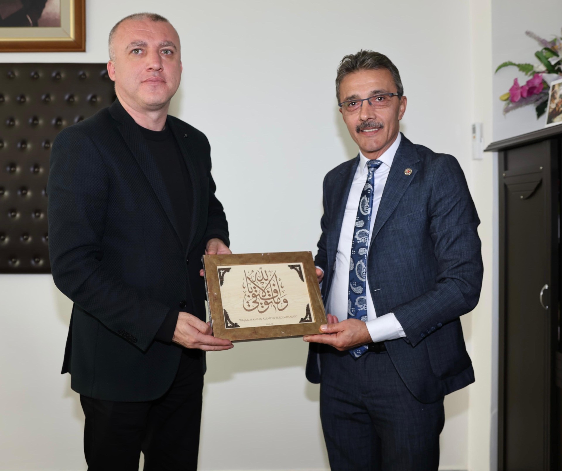 Thumbnail Başkan Şenol Di̇nç İl Halk Kütüphanesi̇’ne Zi̇yaret Etti̇ (3)