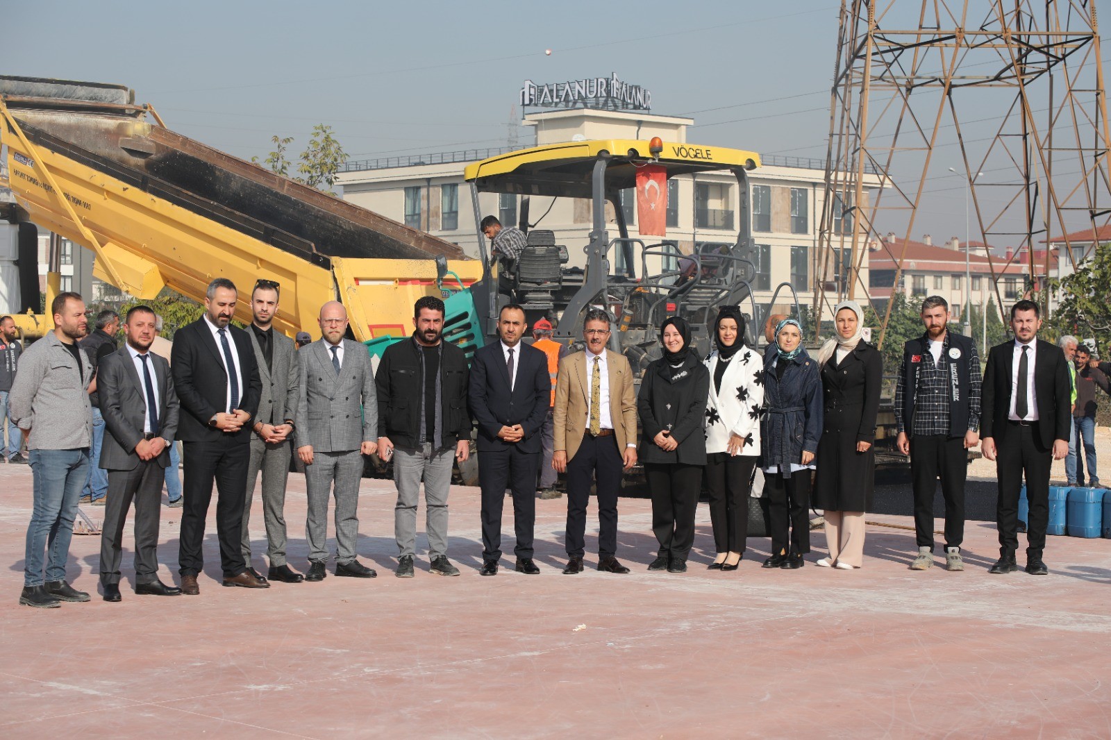 Thumbnail Erenler’de Asfalt Seferberli̇ği̇ Başkan Şenol Di̇nç Çalişmalari Yeri̇nde İnceledi̇ (2)