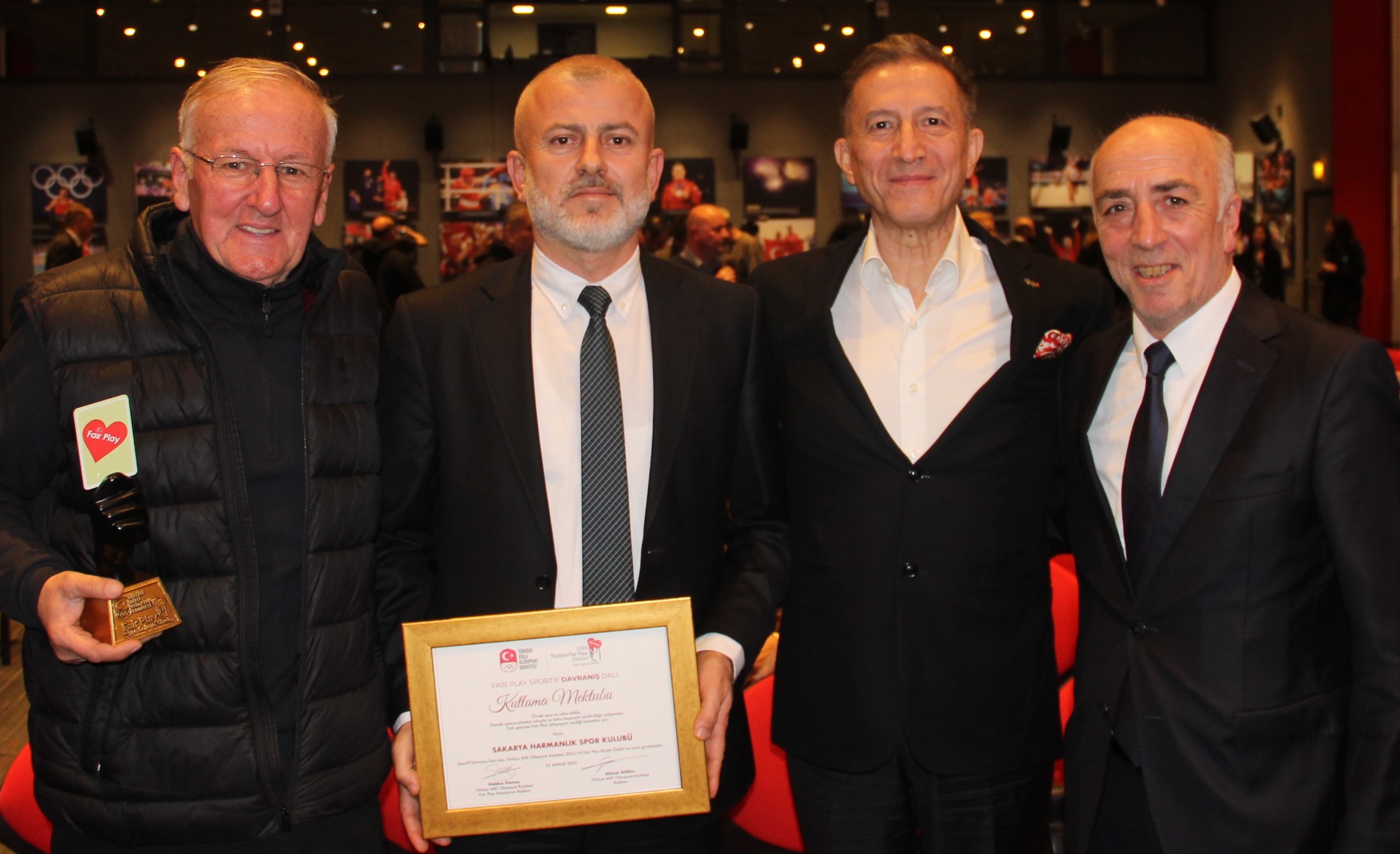 Milli Olimpiyat Komitesi Başkanı Ahmet Gülüm Harmanlıkspor Heyetini Kutladı