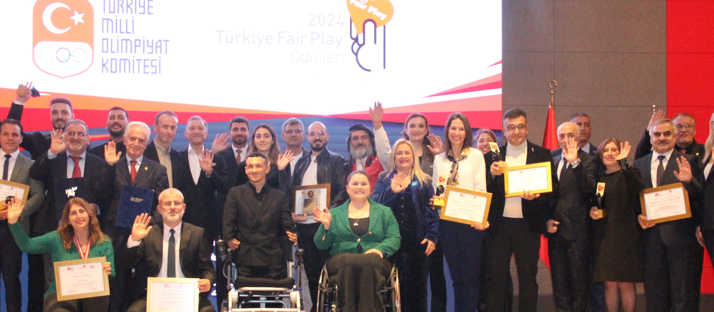 Ödül Töreni Sonrası Aile Fotoğrafı Ç.ektirildi