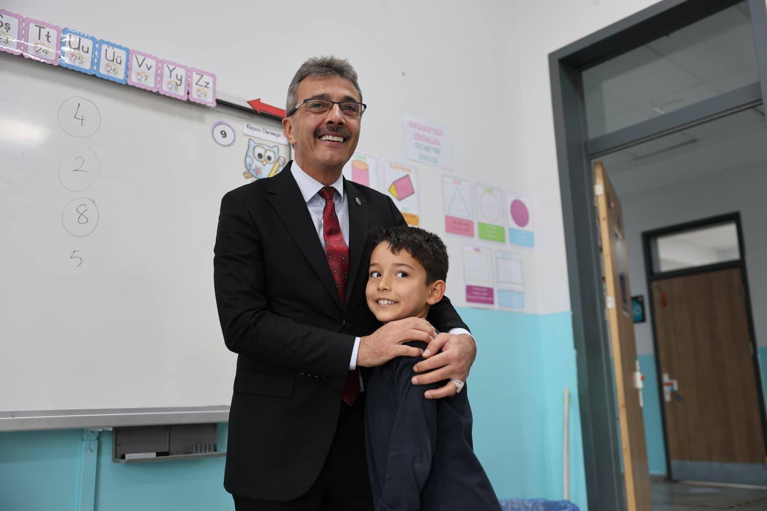 Thumbnail Başkan Şenol Di̇nç O Öğrenci̇ni̇n Sözünü Yeri̇ne Geti̇rdi̇ (2)