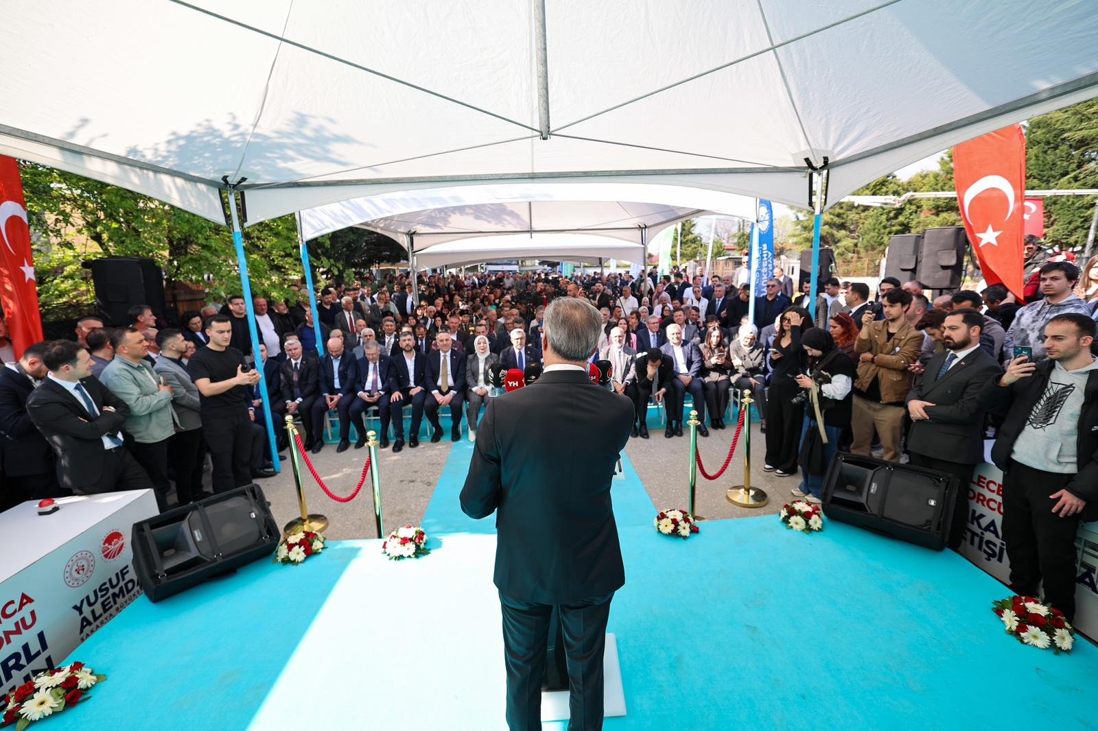 H Gr Uq M0 X E A A U37S