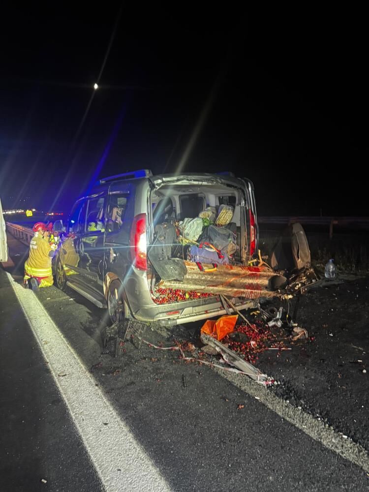 Düzce-Sakarya sınırında hafif ticari araç bariyerlere saplandı: 4 kişi yaralandı