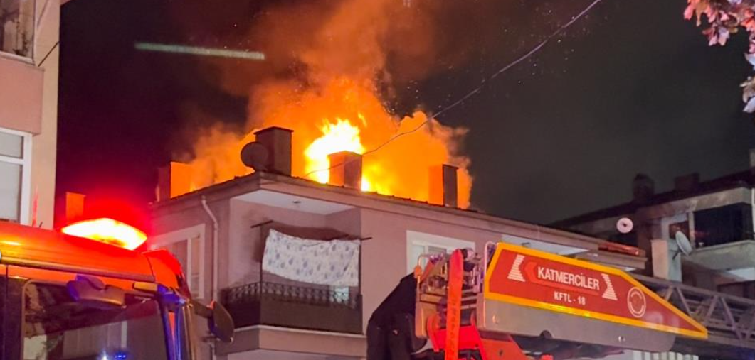 3 katlı evin çatısı alev alev yandı: Mahalleli sokağa döküldü