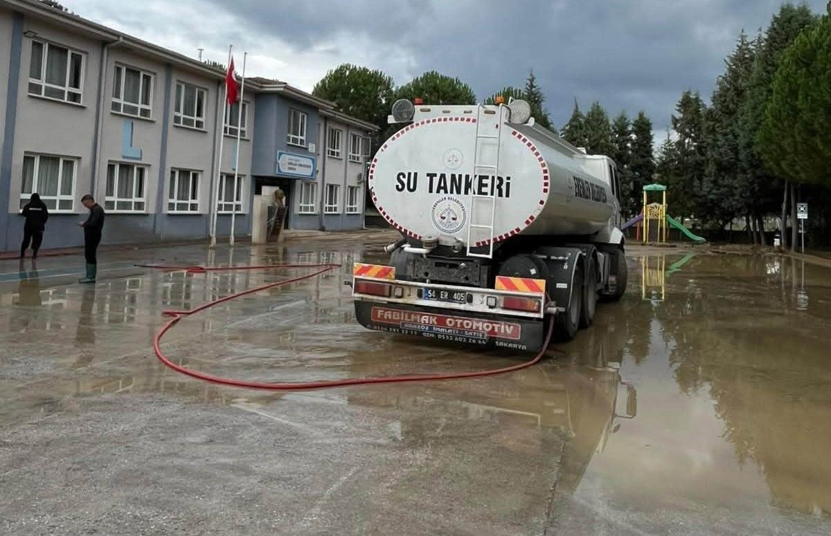 Erenler'de yağış sonrası temizlik çalışması