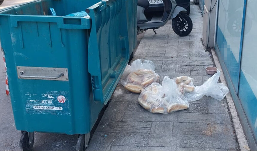 Çöp konteynerinin yanına atılan ekmekler tepki çekti