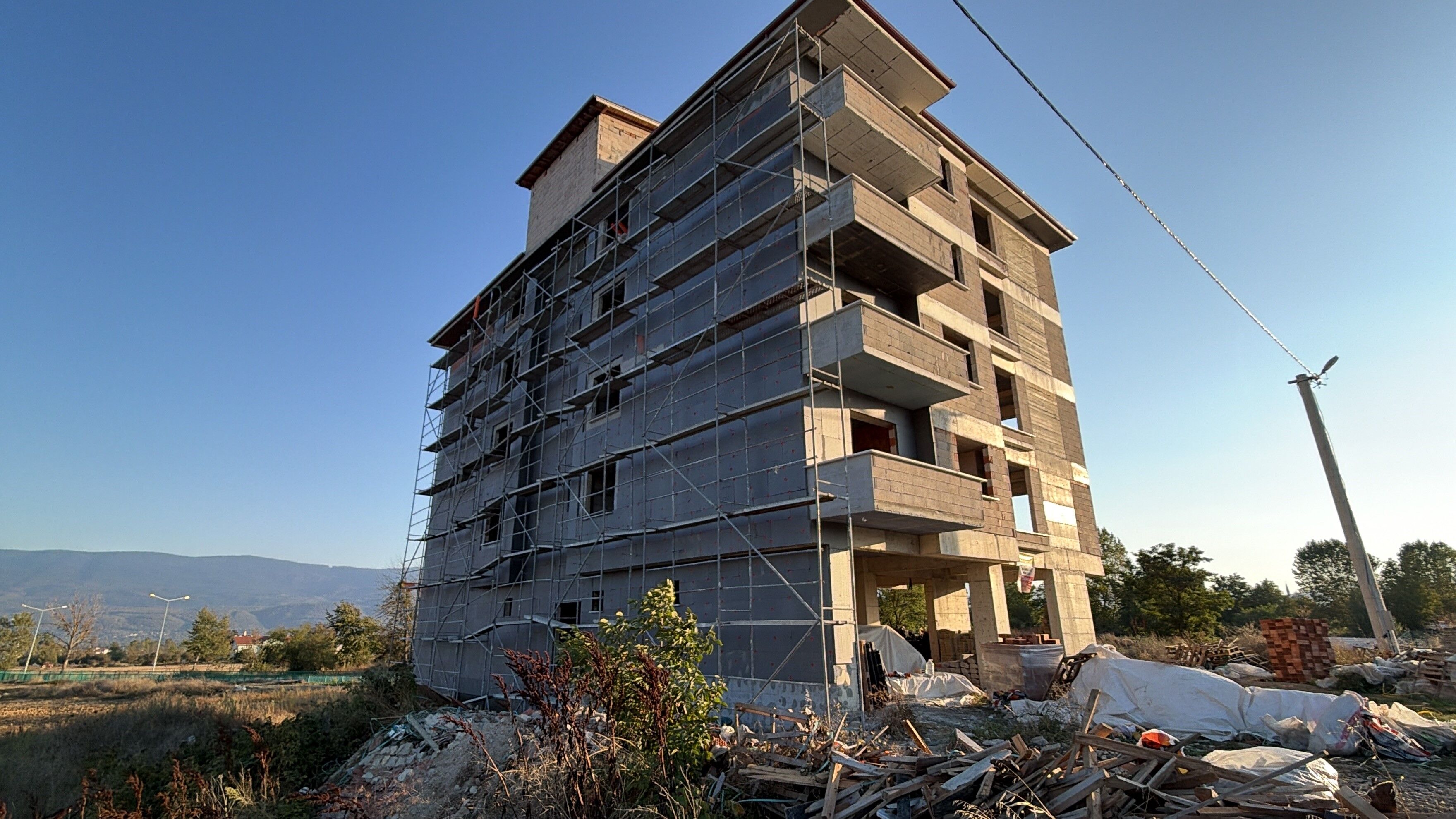 inşaatın 5. katından düşen işçi ağır yaralandı