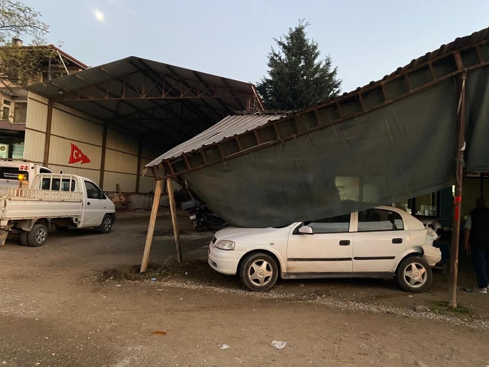 Kamyonla çarpışan otomobil kıraathaneye girdi