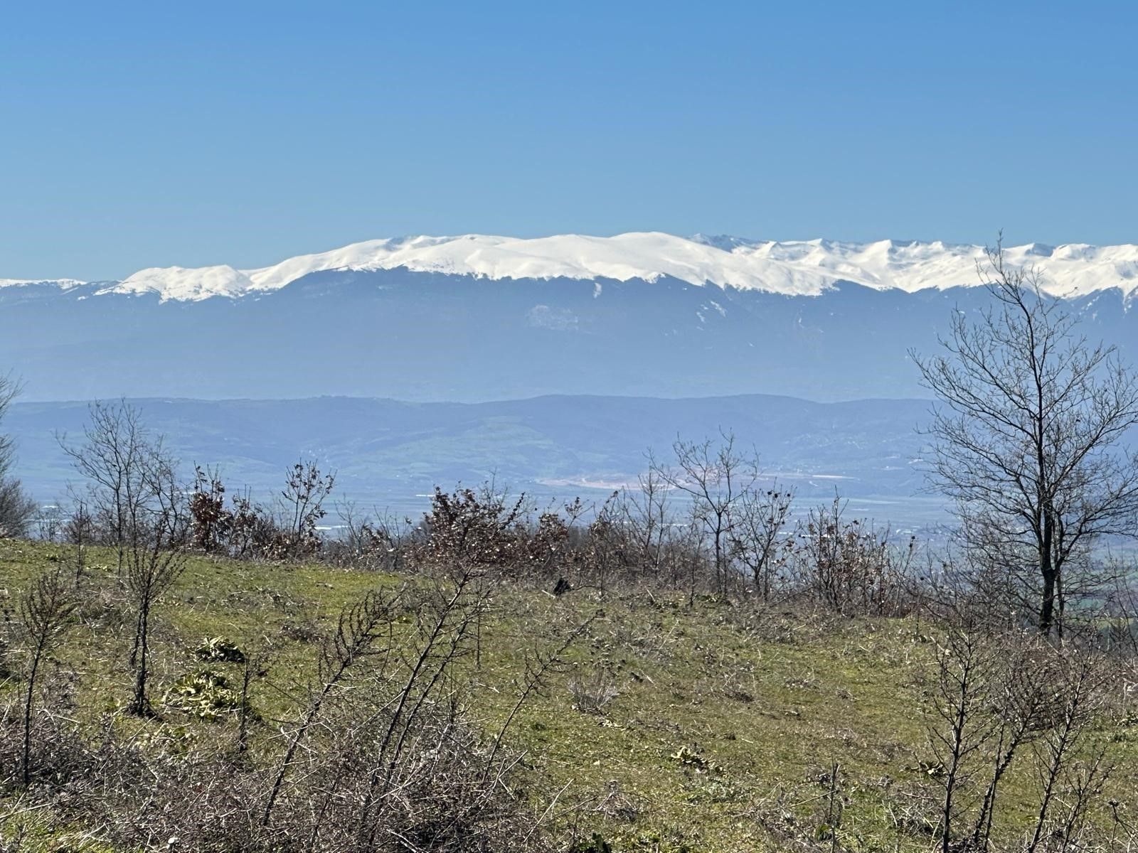 İznik Gölü ve Uludağ manzaralı köy